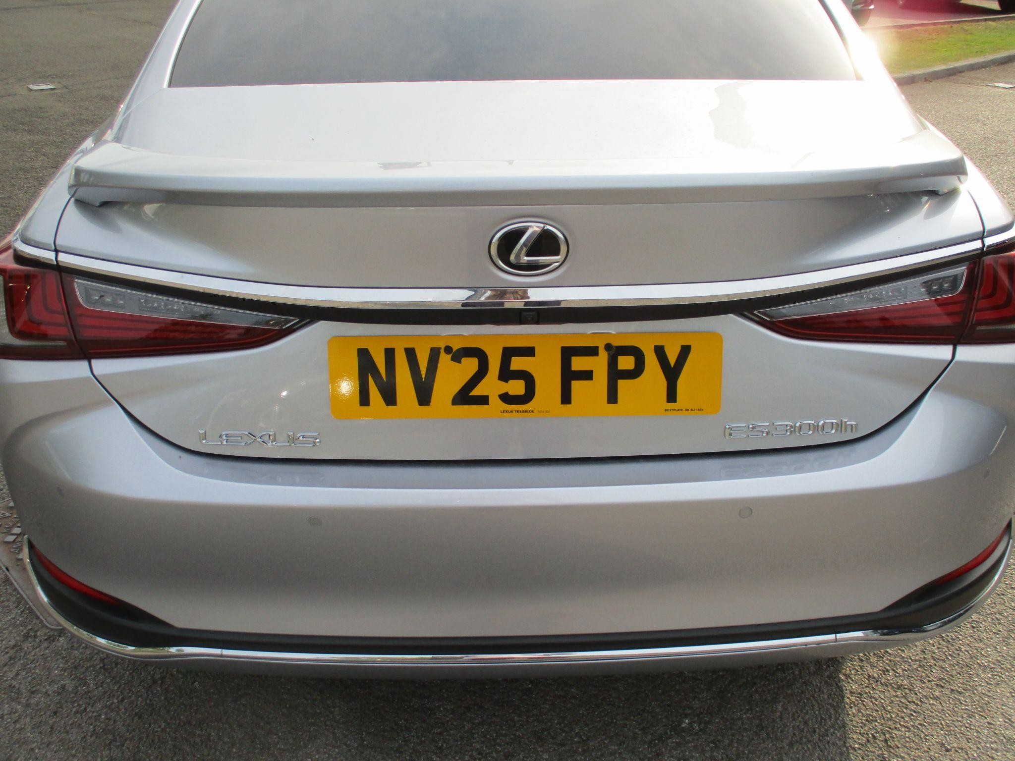Lexus ES Image 16