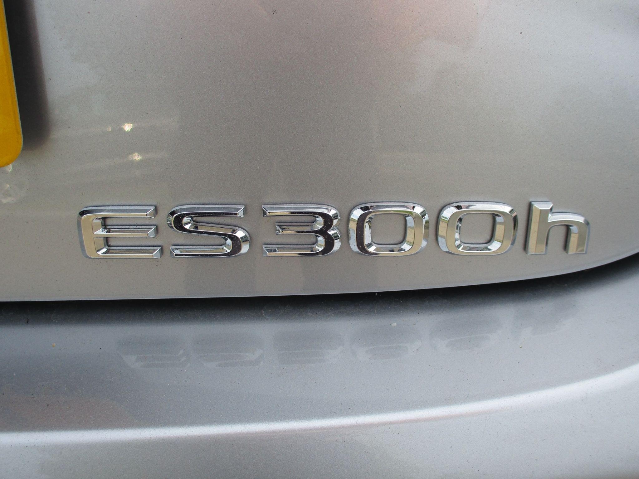 Lexus ES Image 18