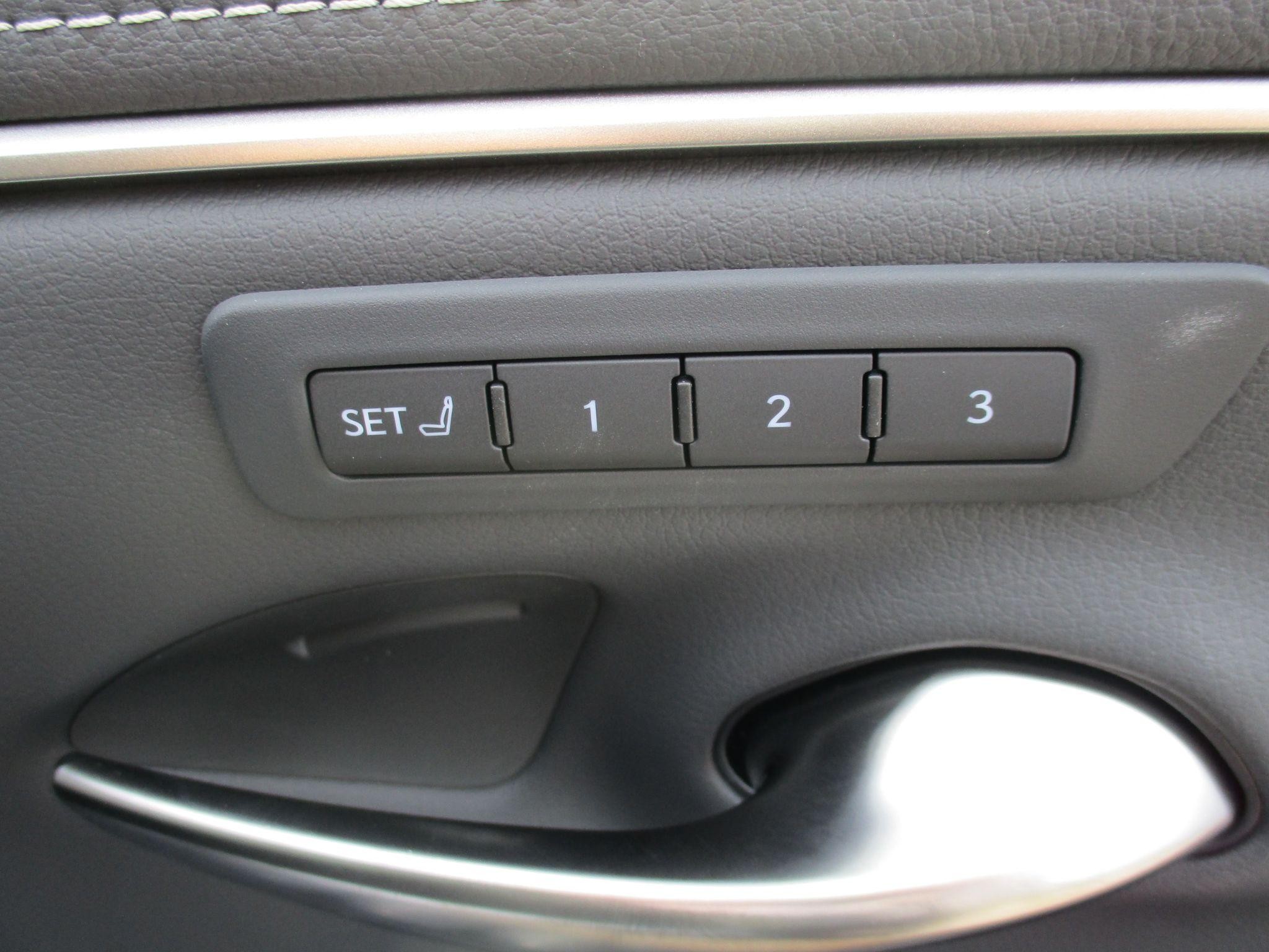 Lexus ES Image 24