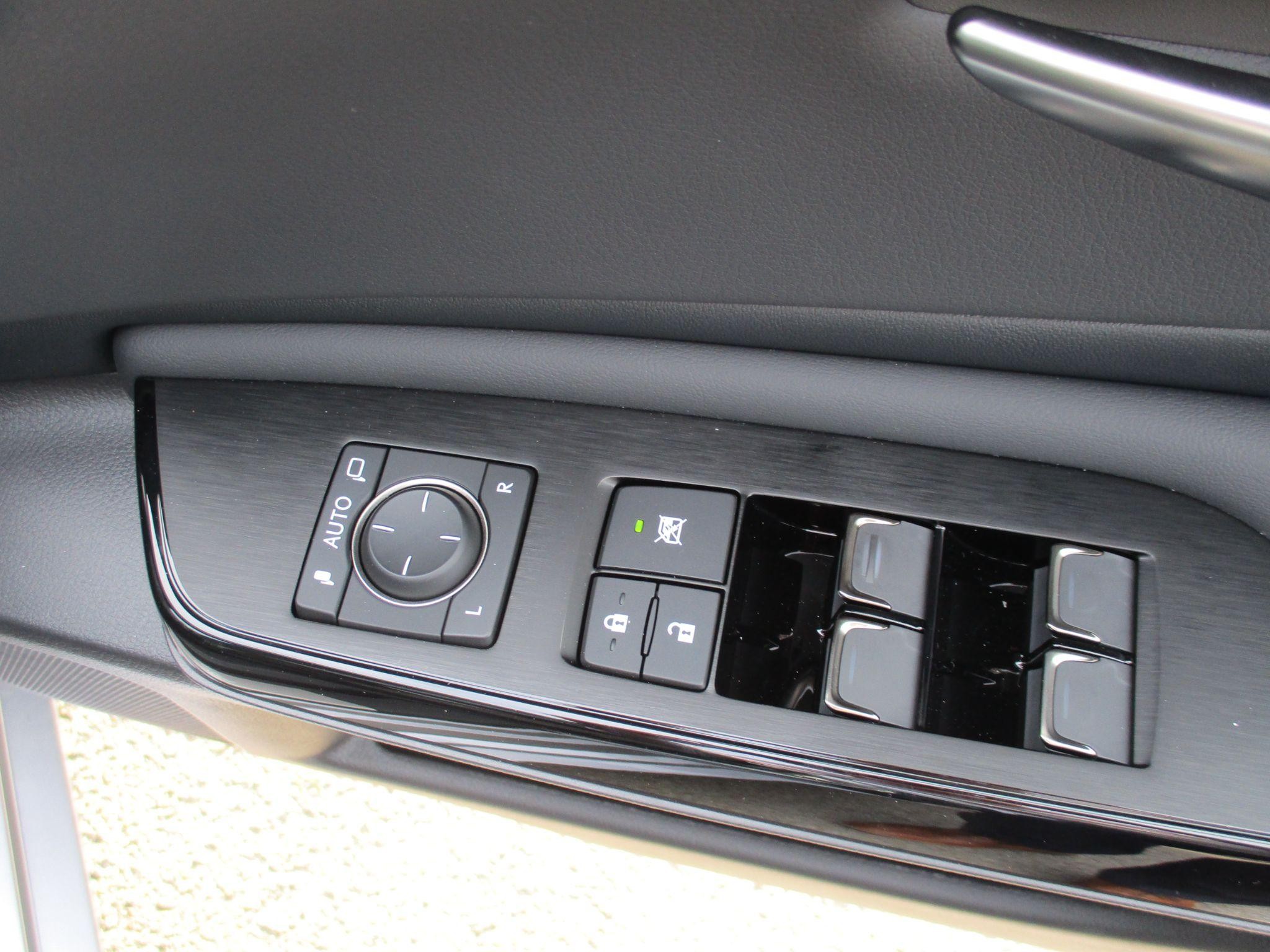 Lexus ES Image 25