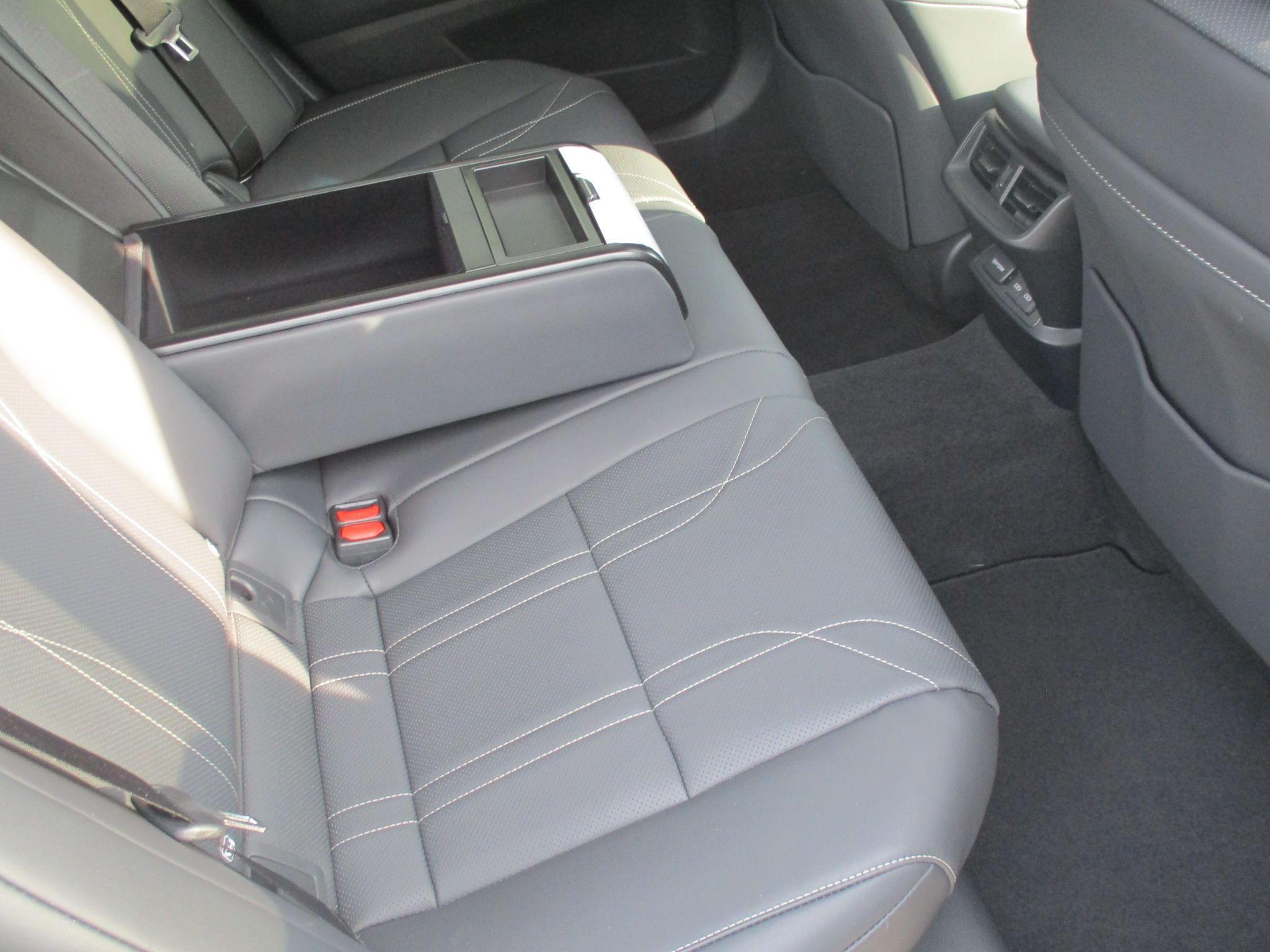 Lexus ES Image 28