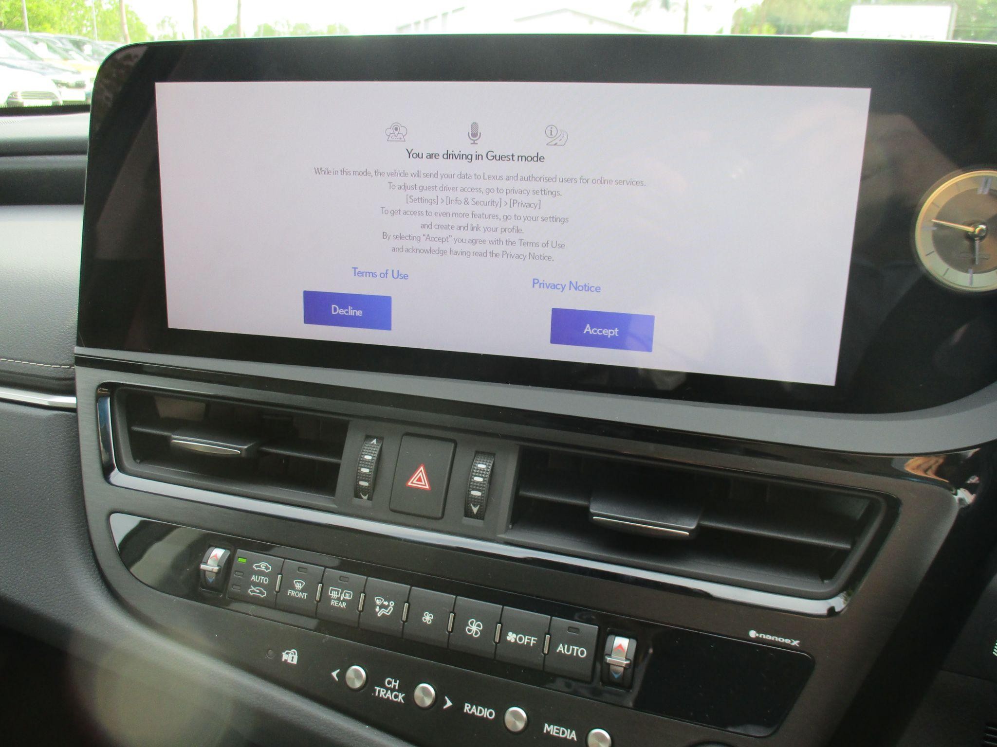 Lexus ES Image 33
