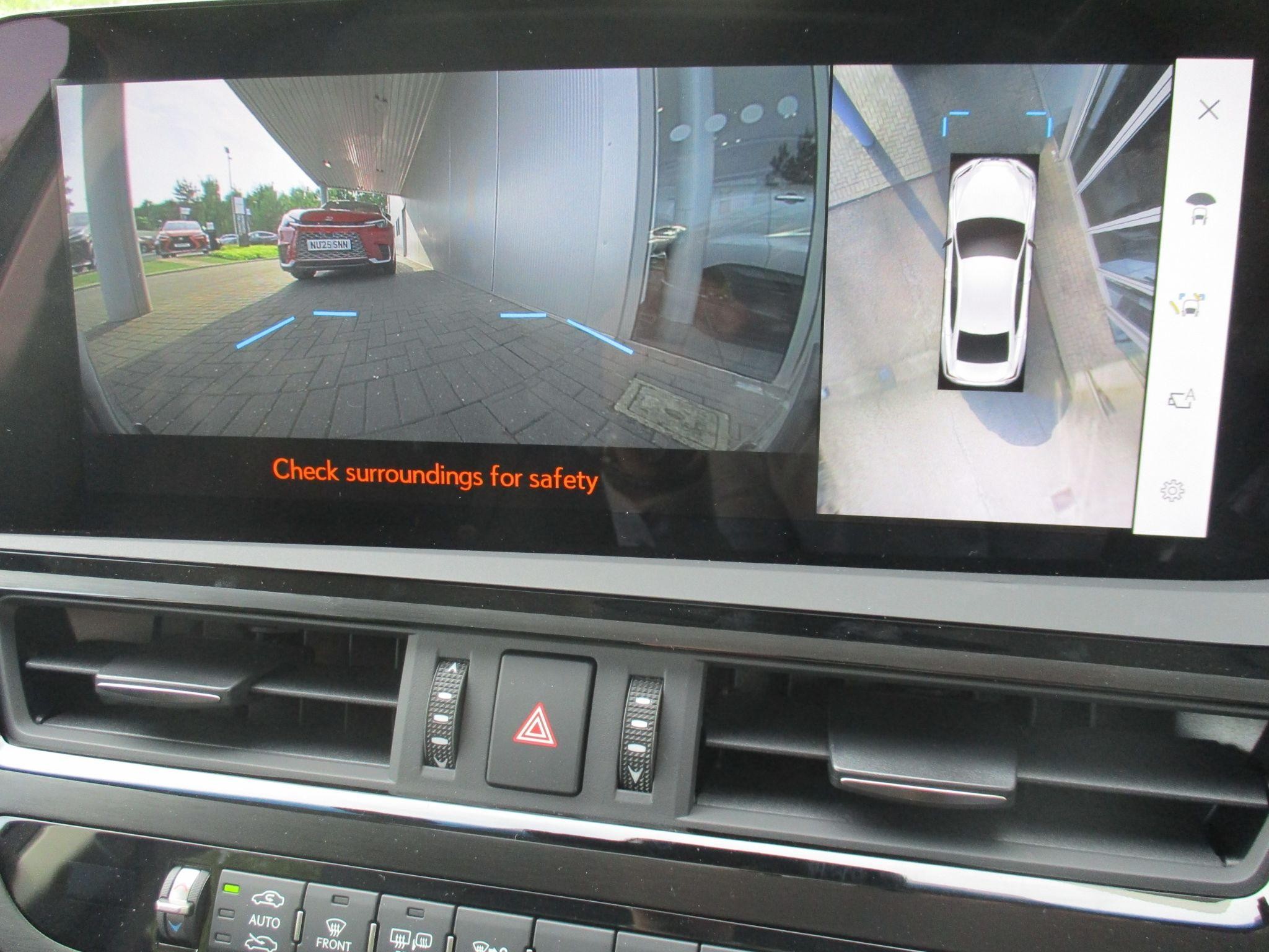 Lexus ES Image 36