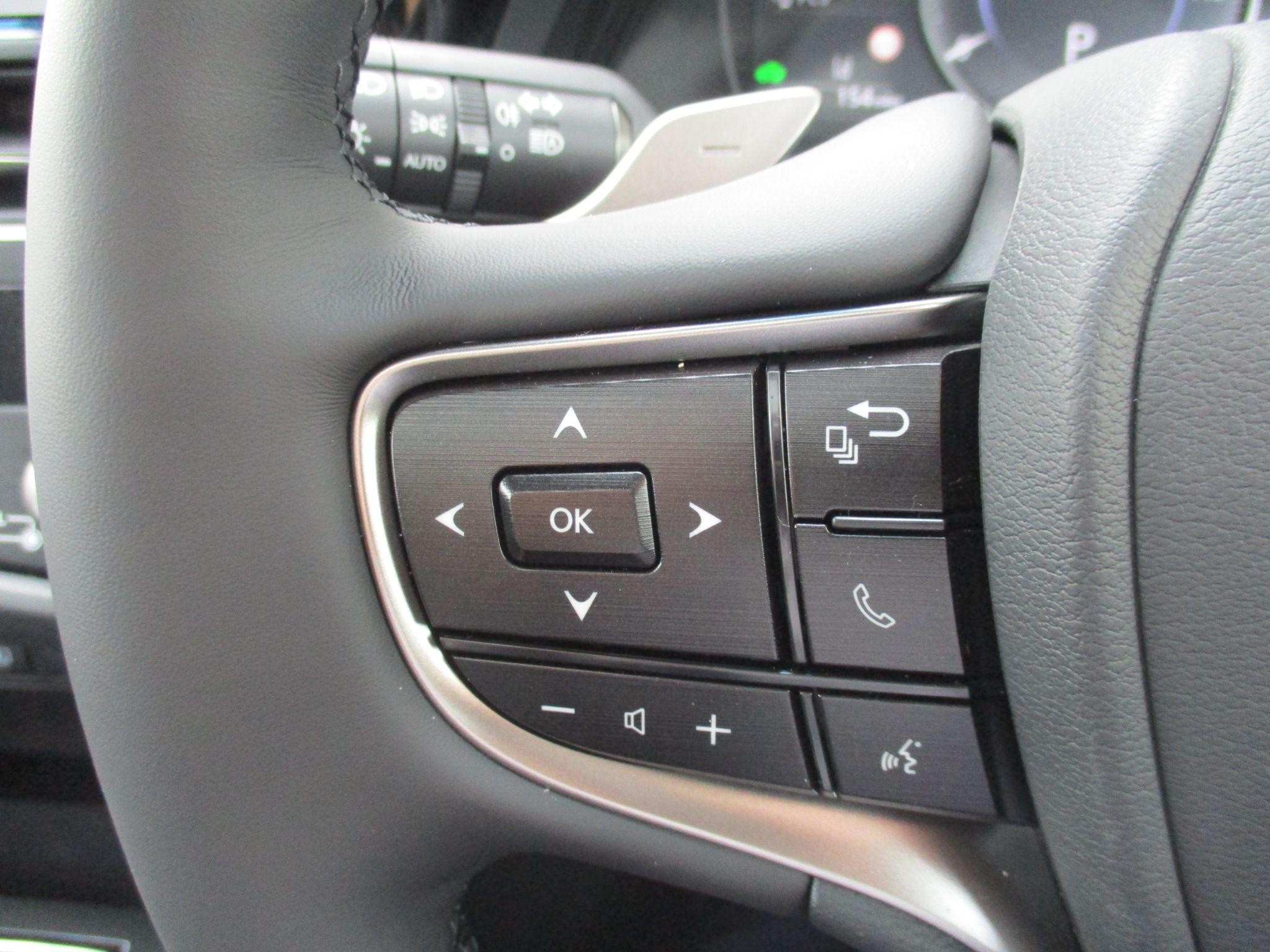 Lexus ES Image 40