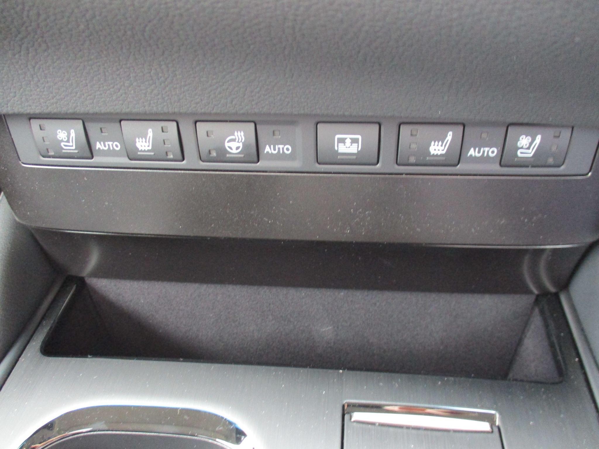 Lexus ES Image 45