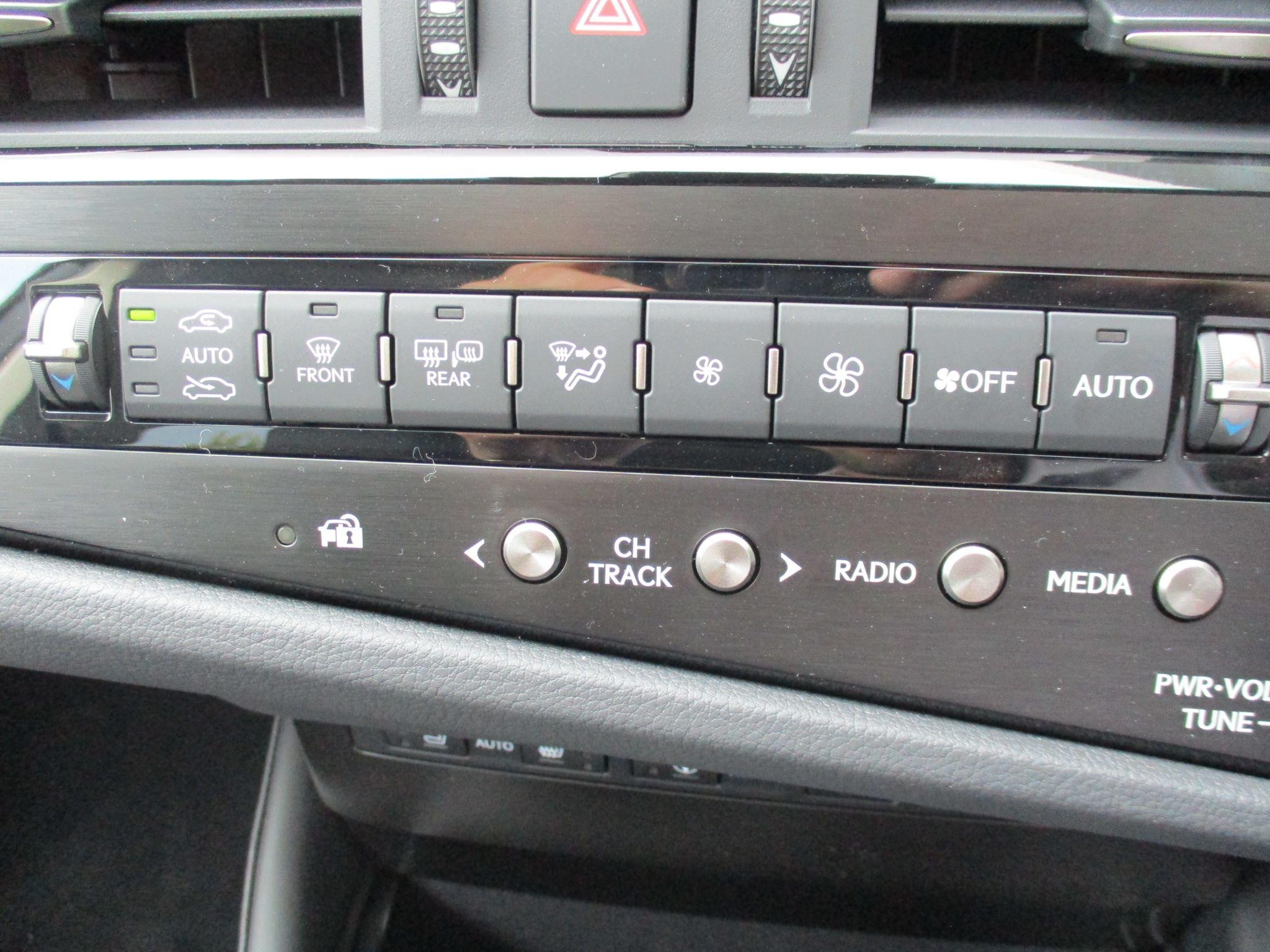 Lexus ES Image 51