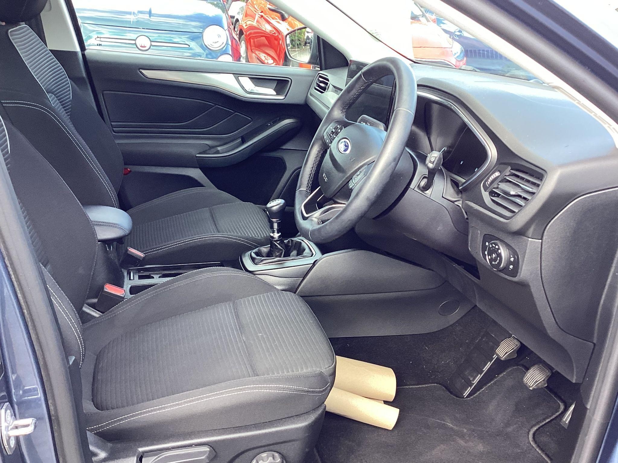 Ford Focus Image 16