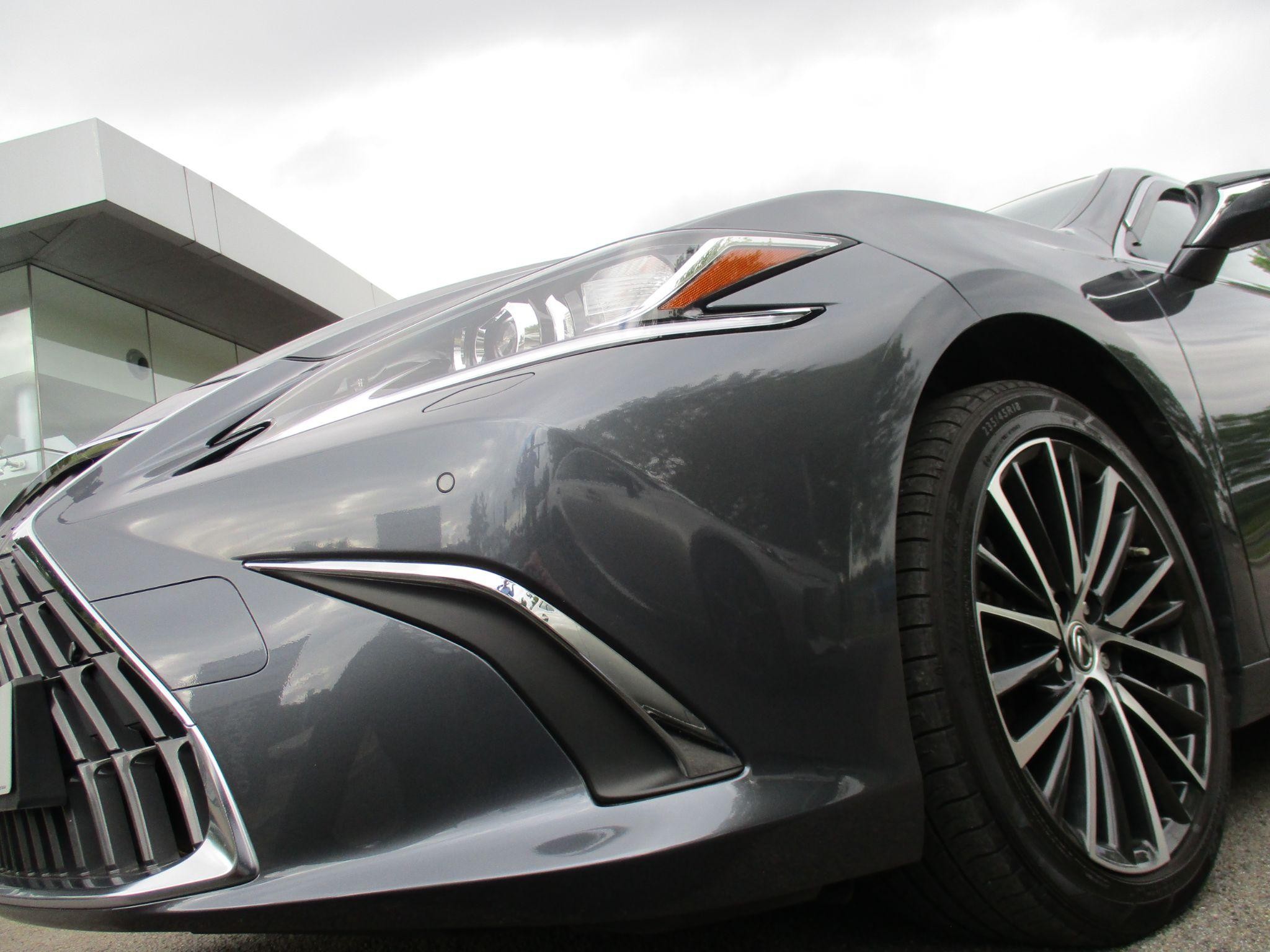 Lexus ES Image 10
