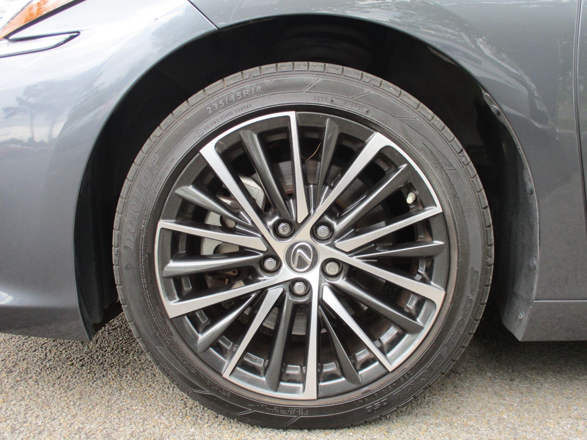 Lexus ES Image 11