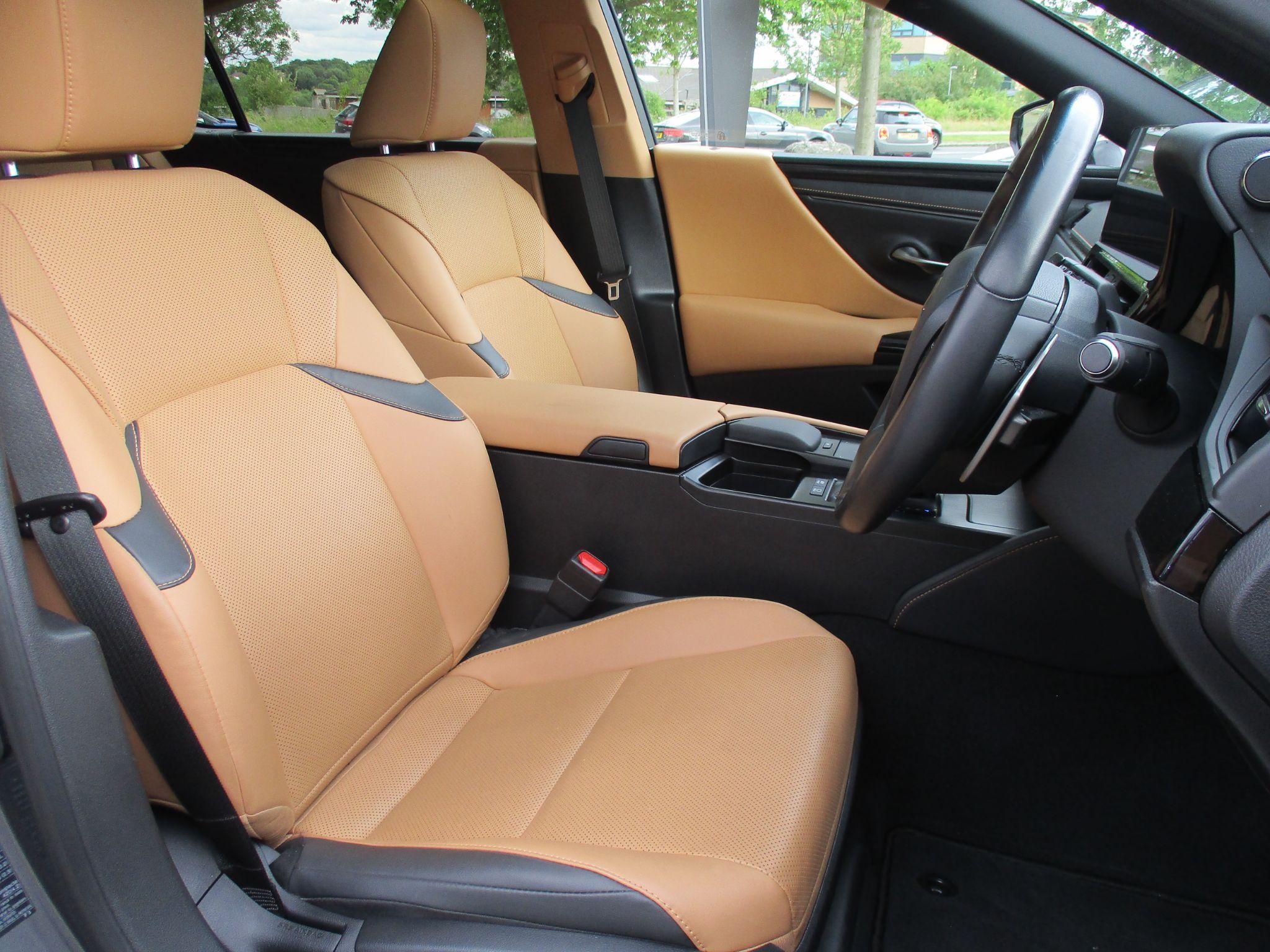 Lexus ES Image 12