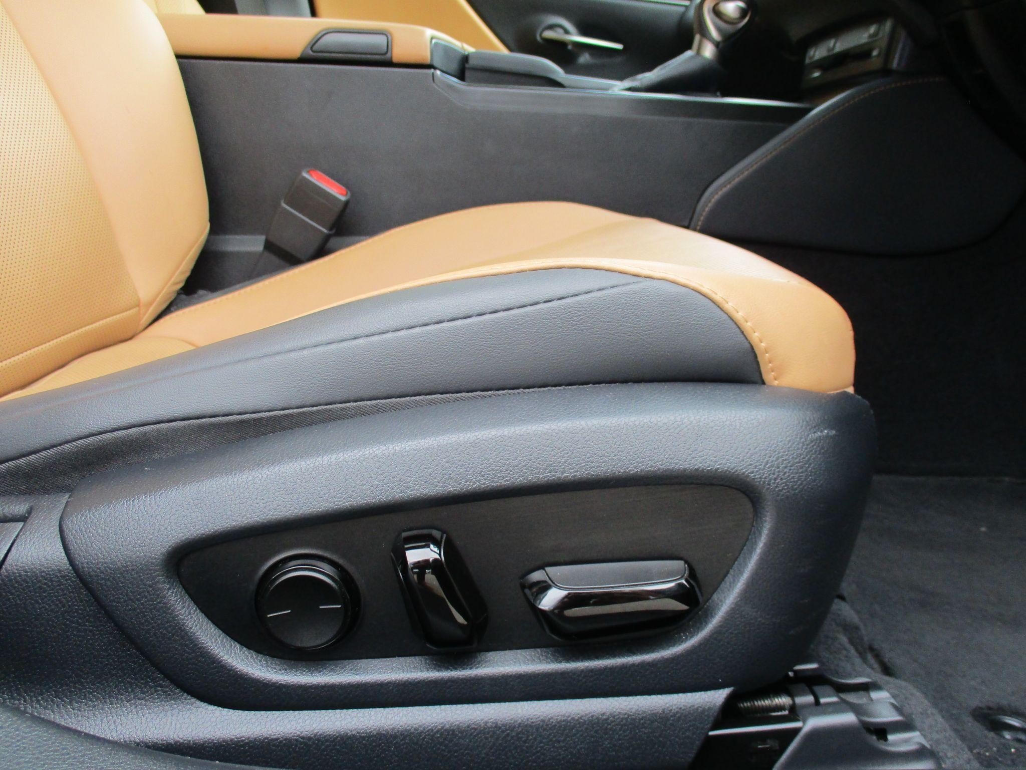Lexus ES Image 13