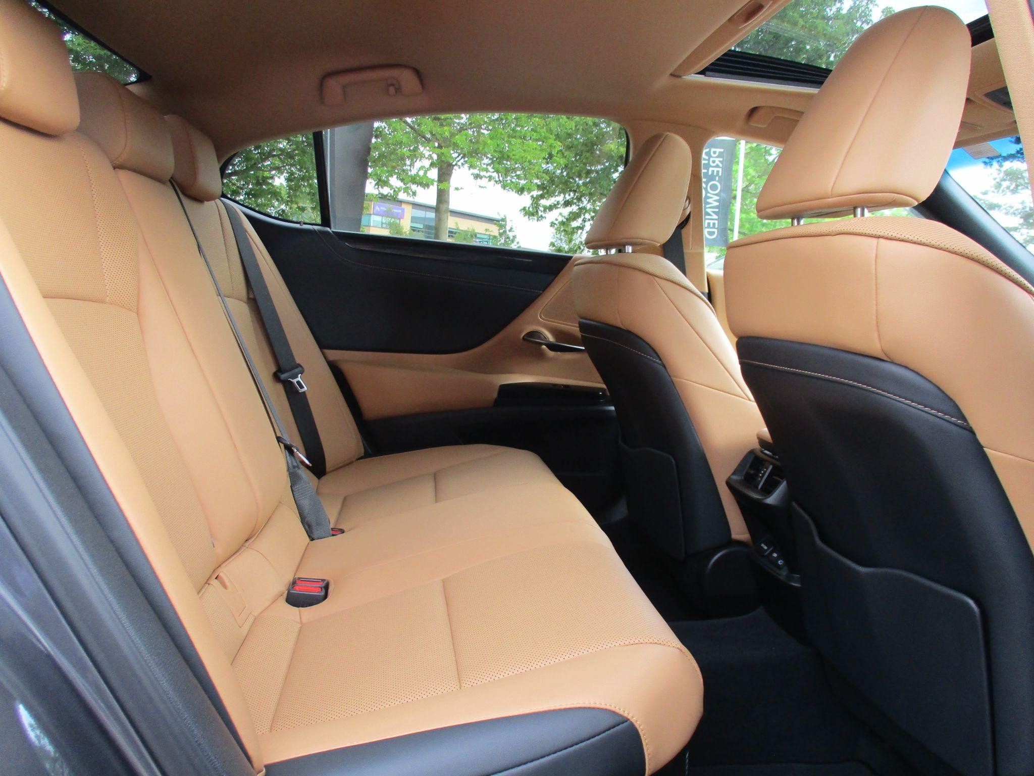 Lexus ES Image 15