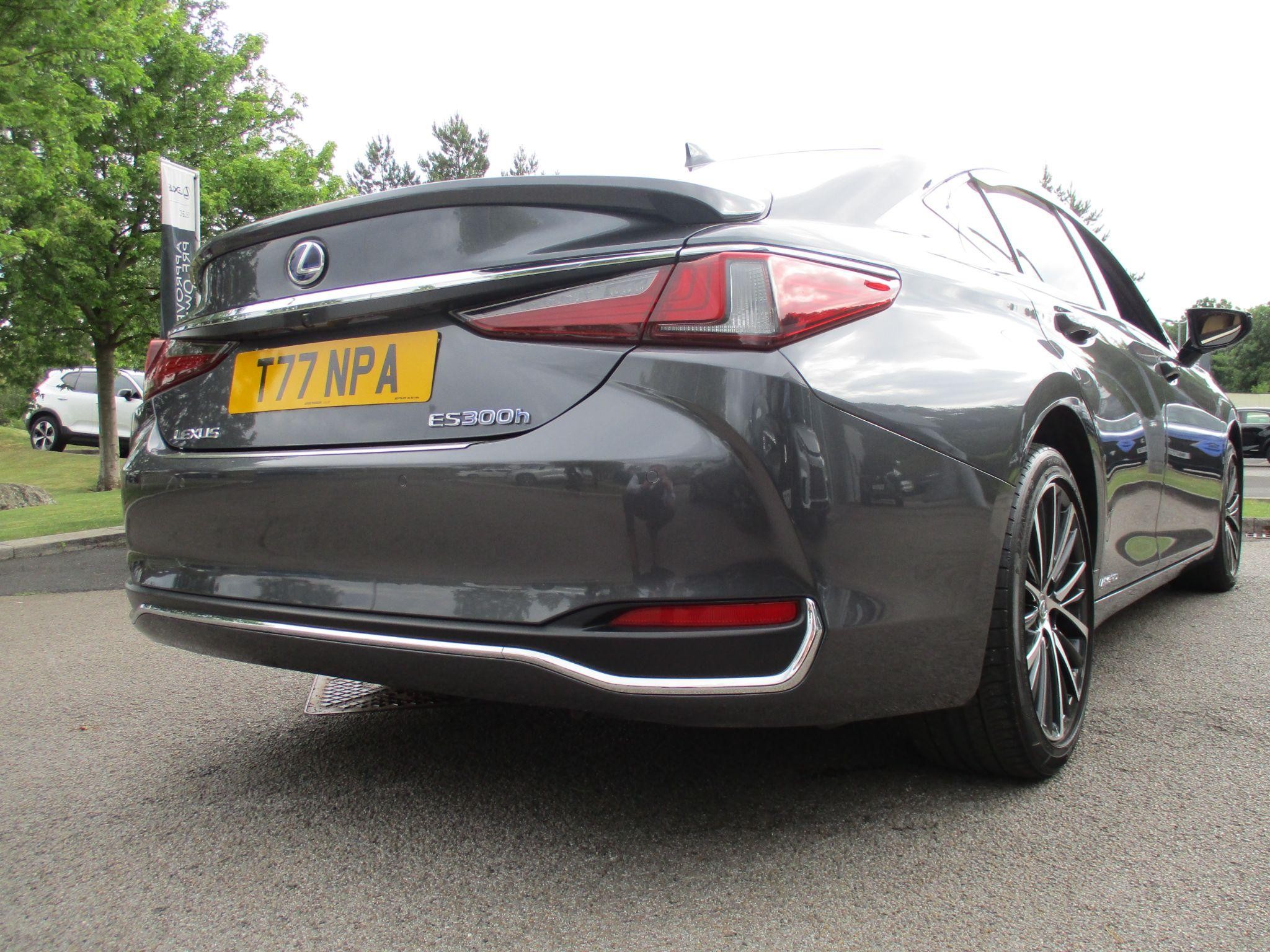 Lexus ES Image 16