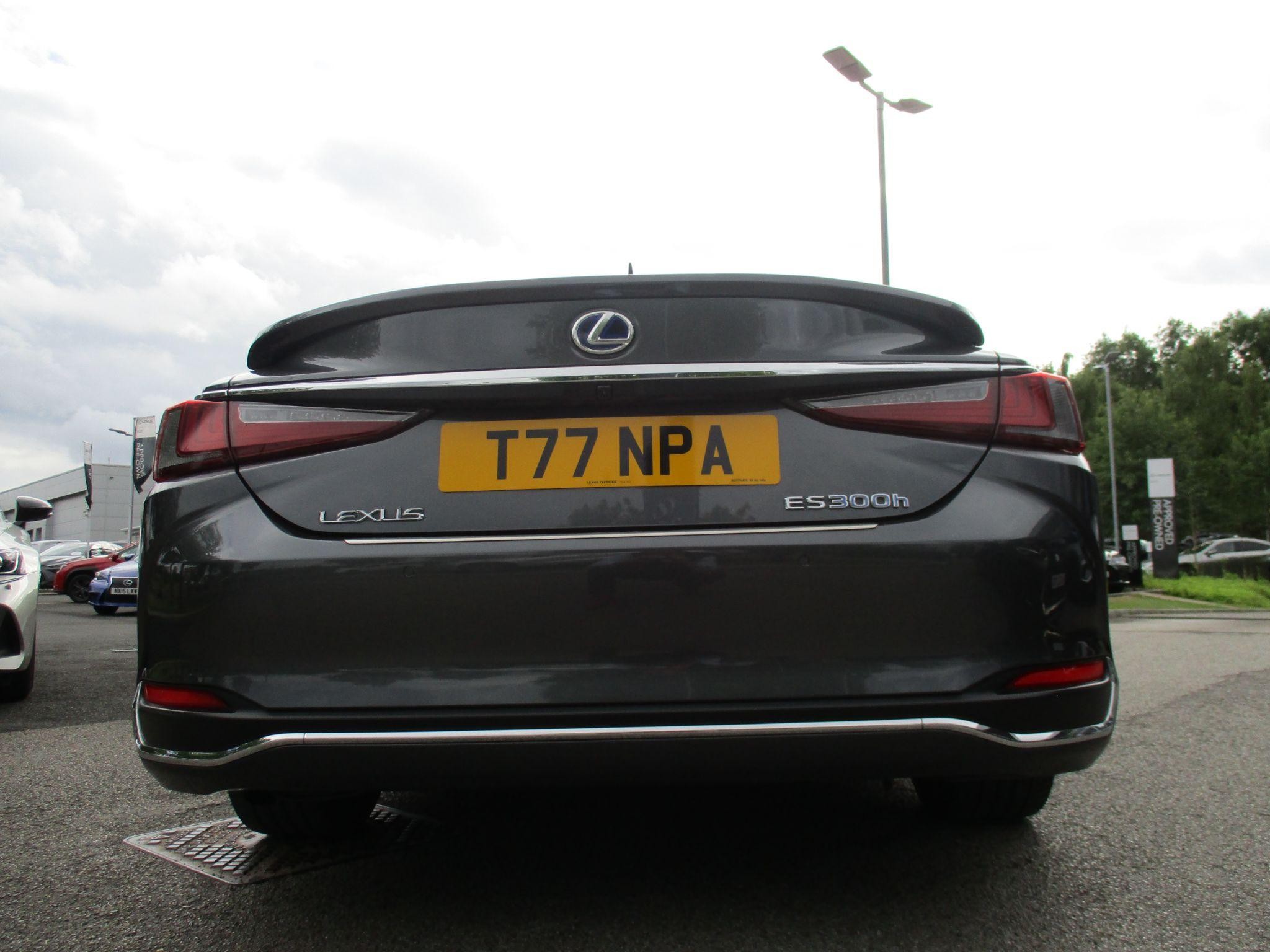 Lexus ES Image 17