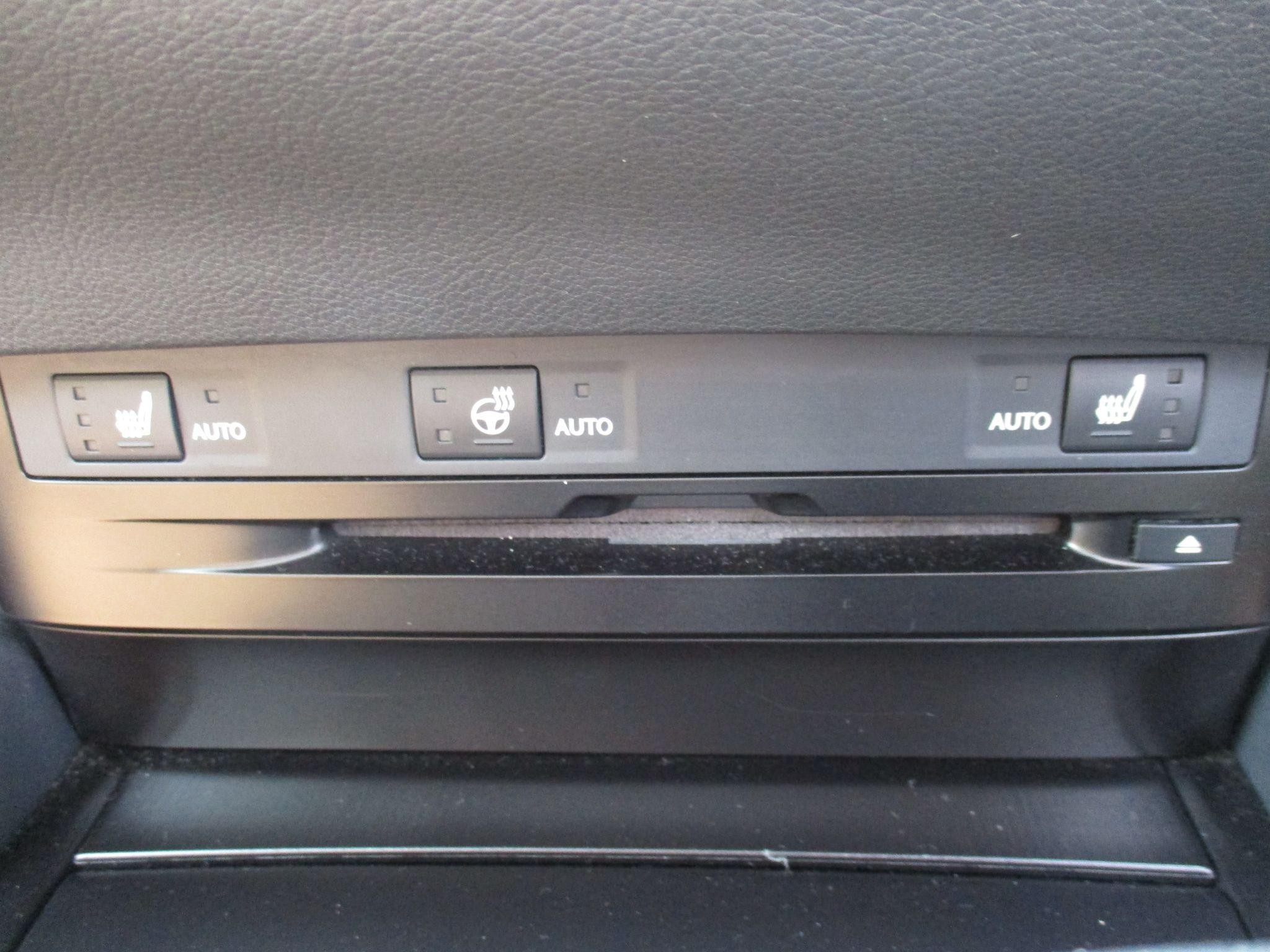 Lexus ES Image 23
