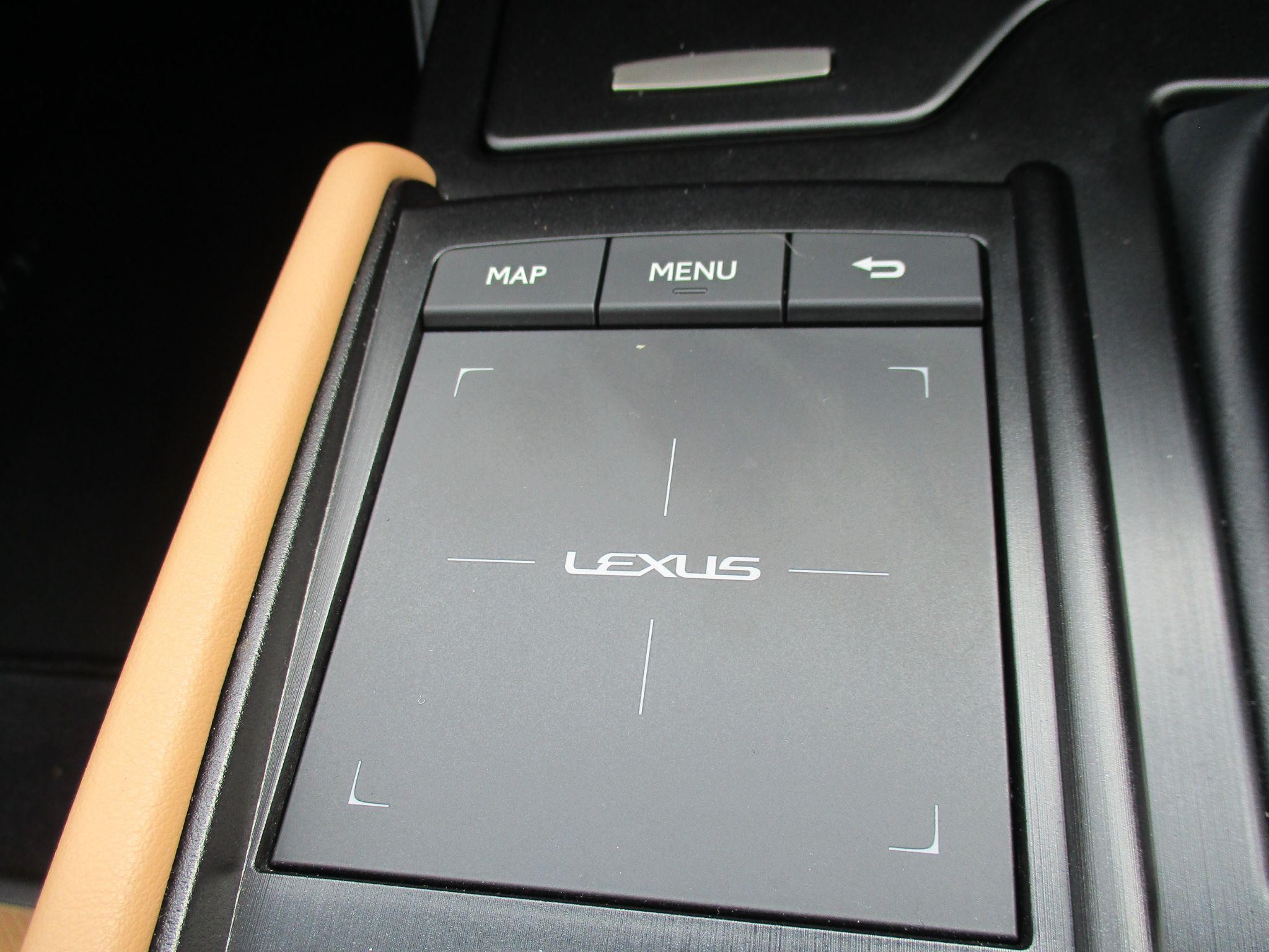 Lexus ES Image 24
