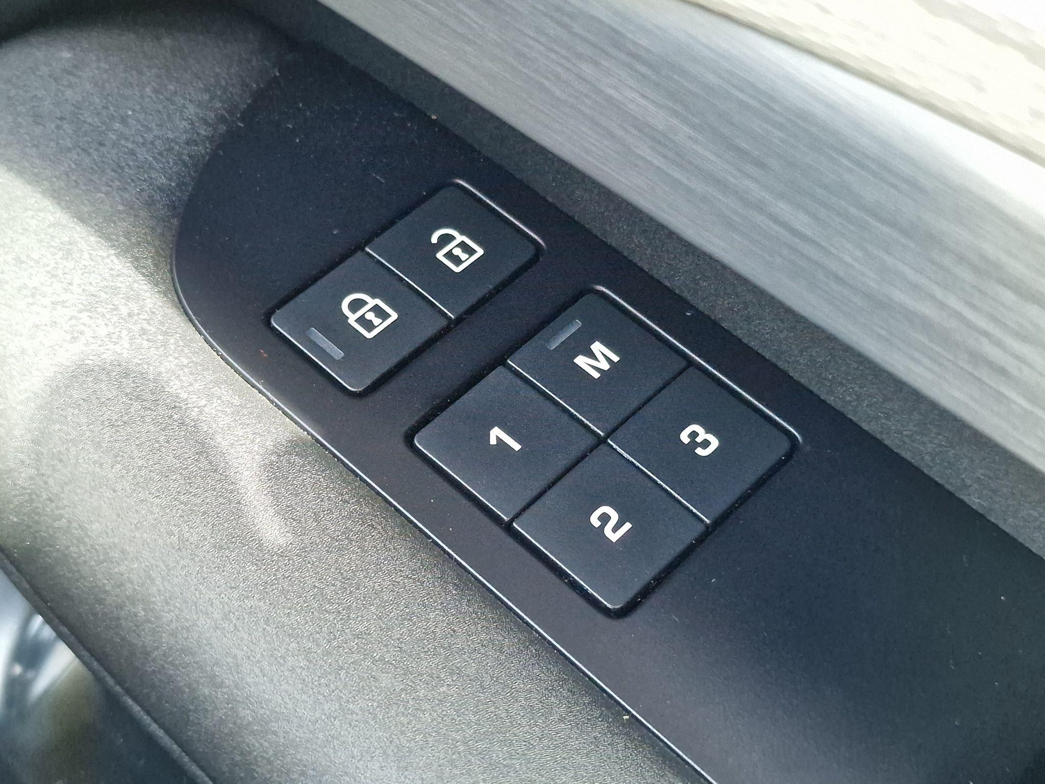 Land Rover Discovery Image 32
