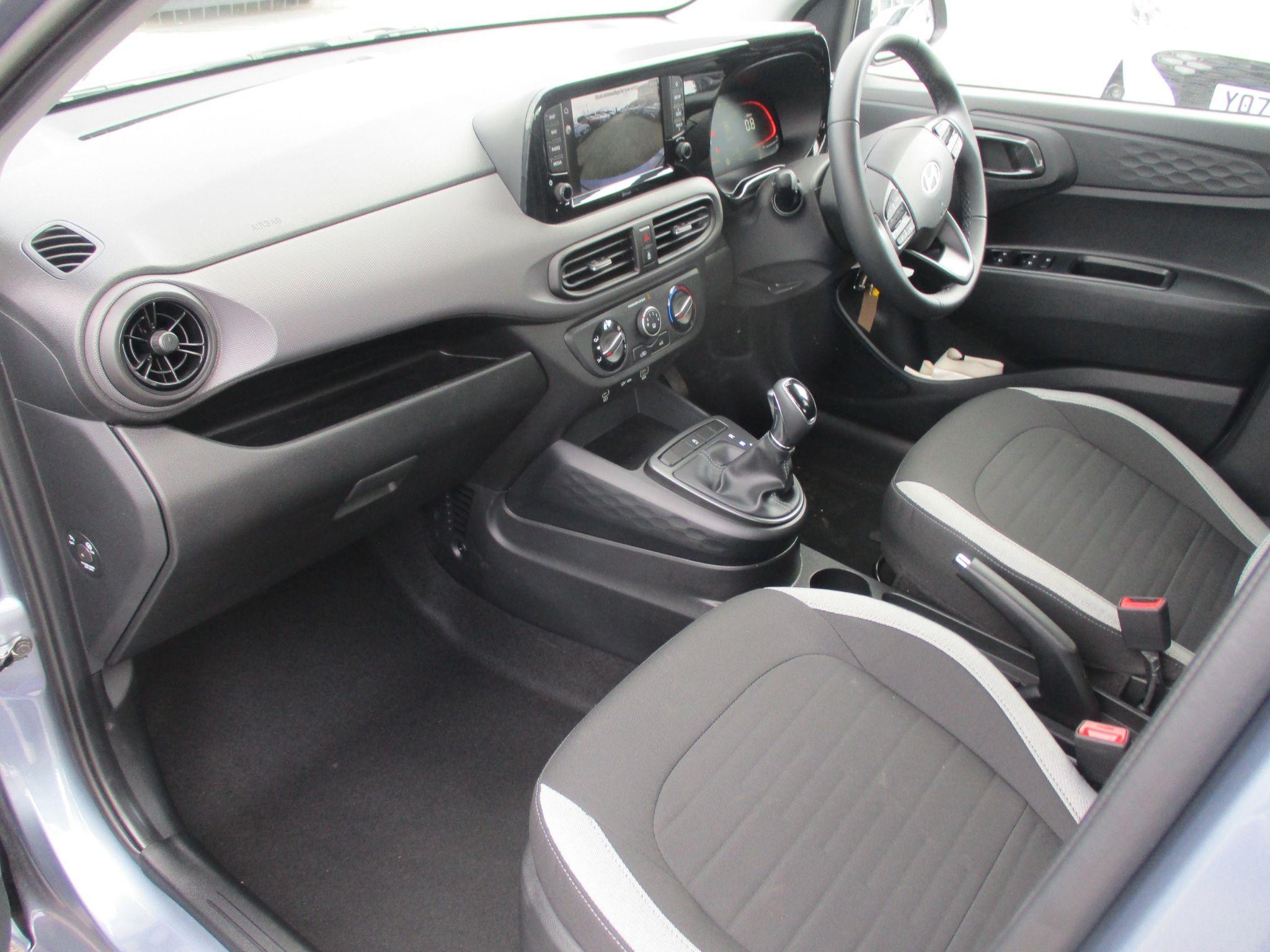 Hyundai i10 Image 12
