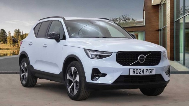 Volvo XC40 2.0 B3P Plus Dark 5dr Auto RO24PGF Image 1