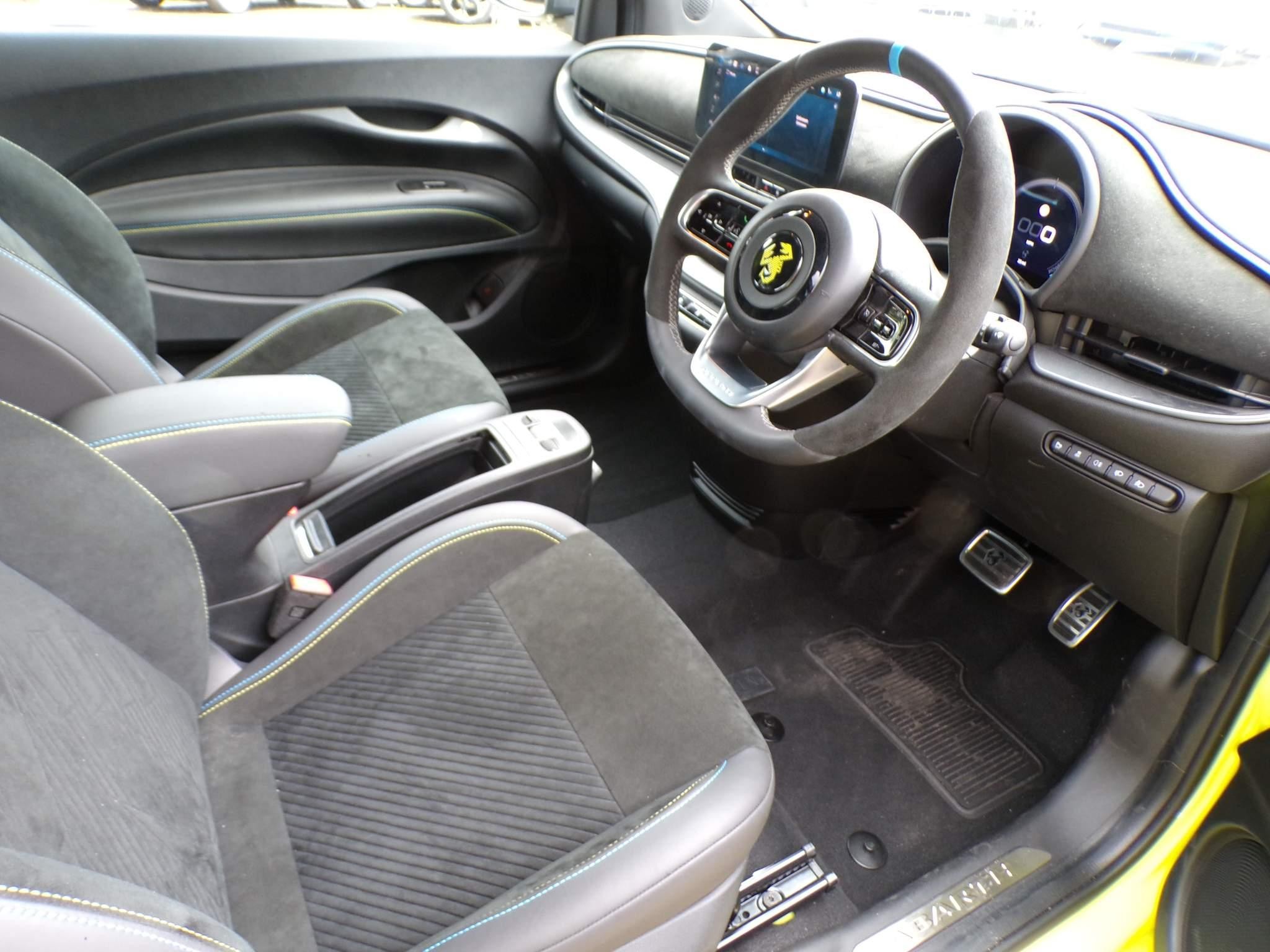 Abarth 500e Cabrio Image 13