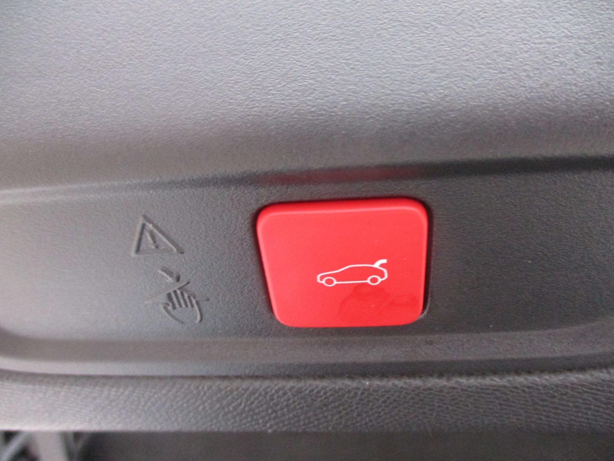 Peugeot 408 Image 12