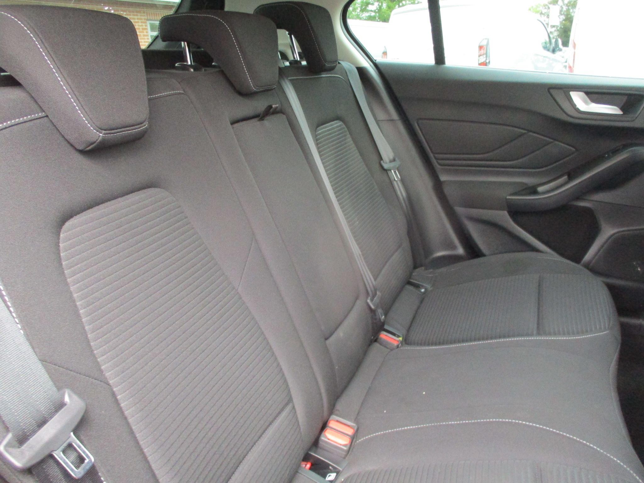 Ford Focus Image 16