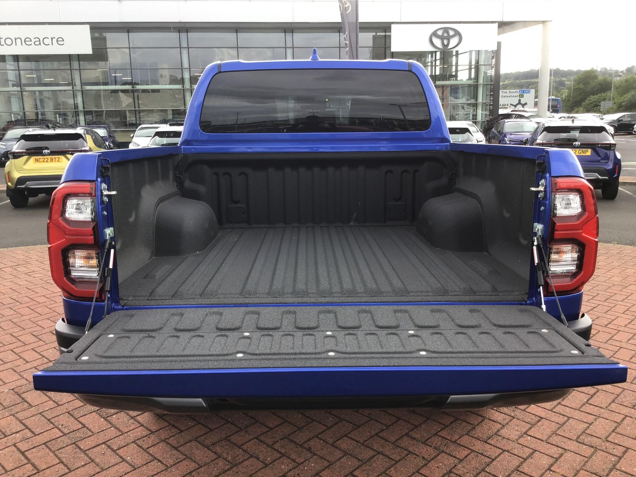 Toyota Hilux Image 12