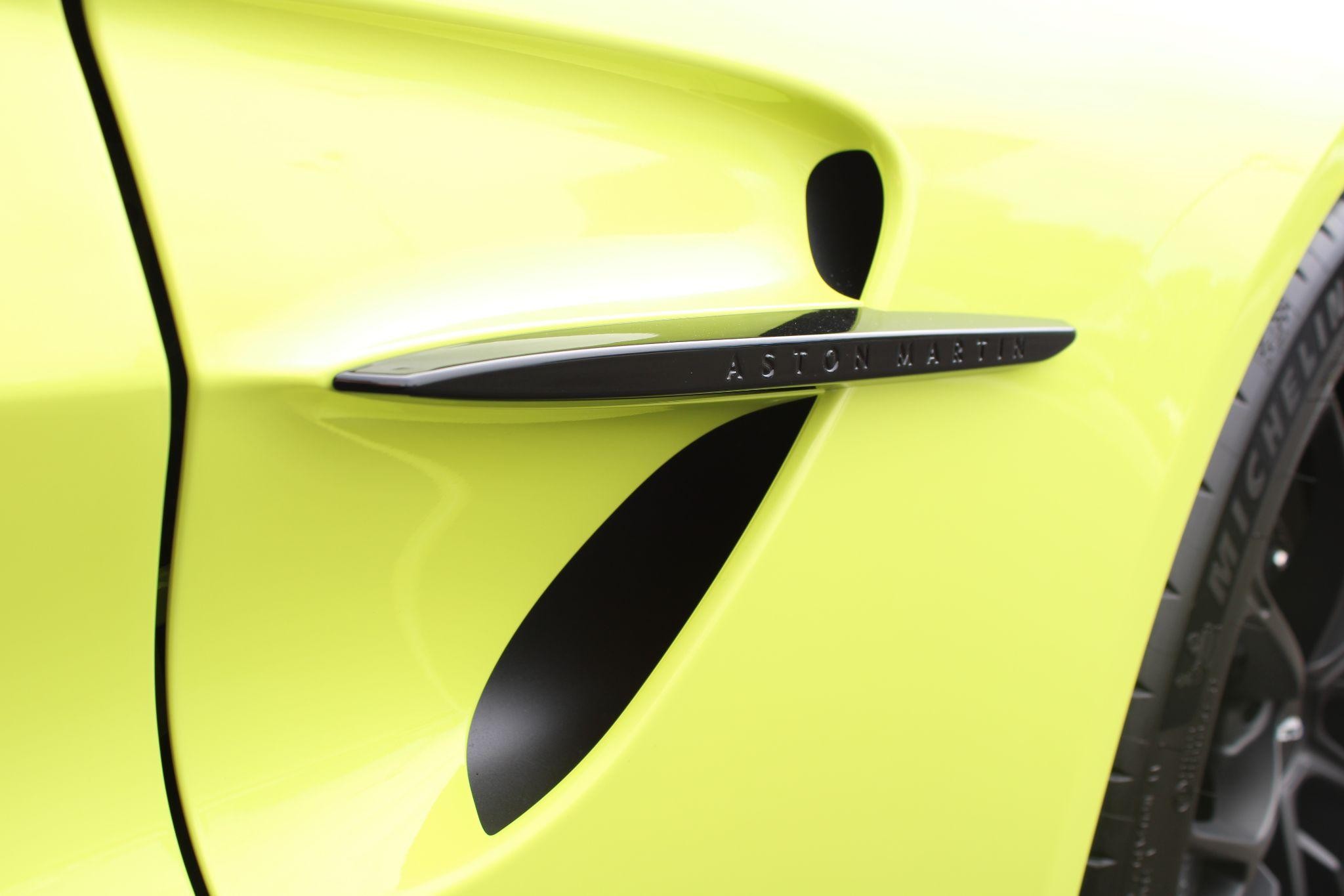 Aston Martin Vantage Image 21