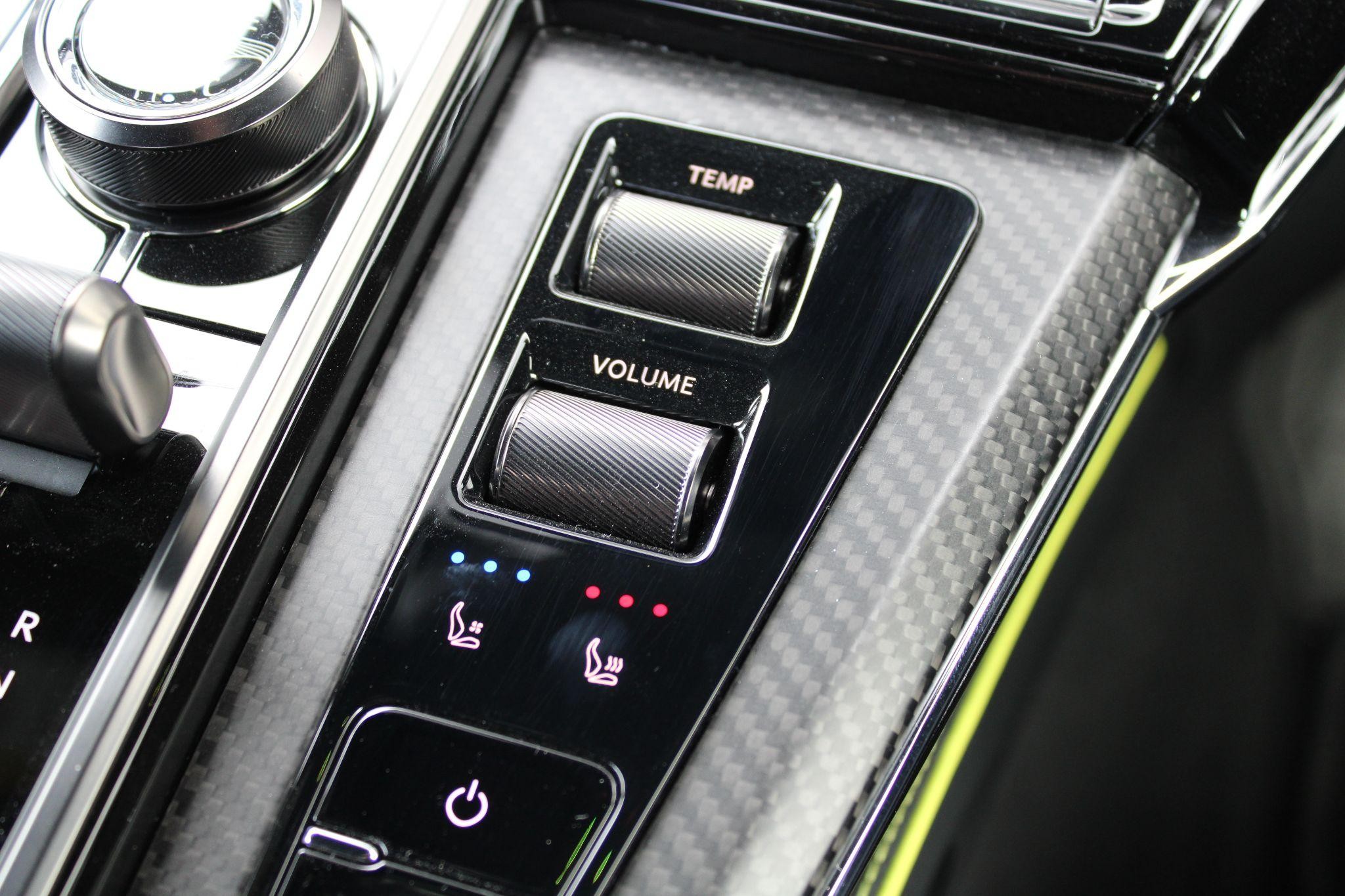 Aston Martin Vantage Image 31