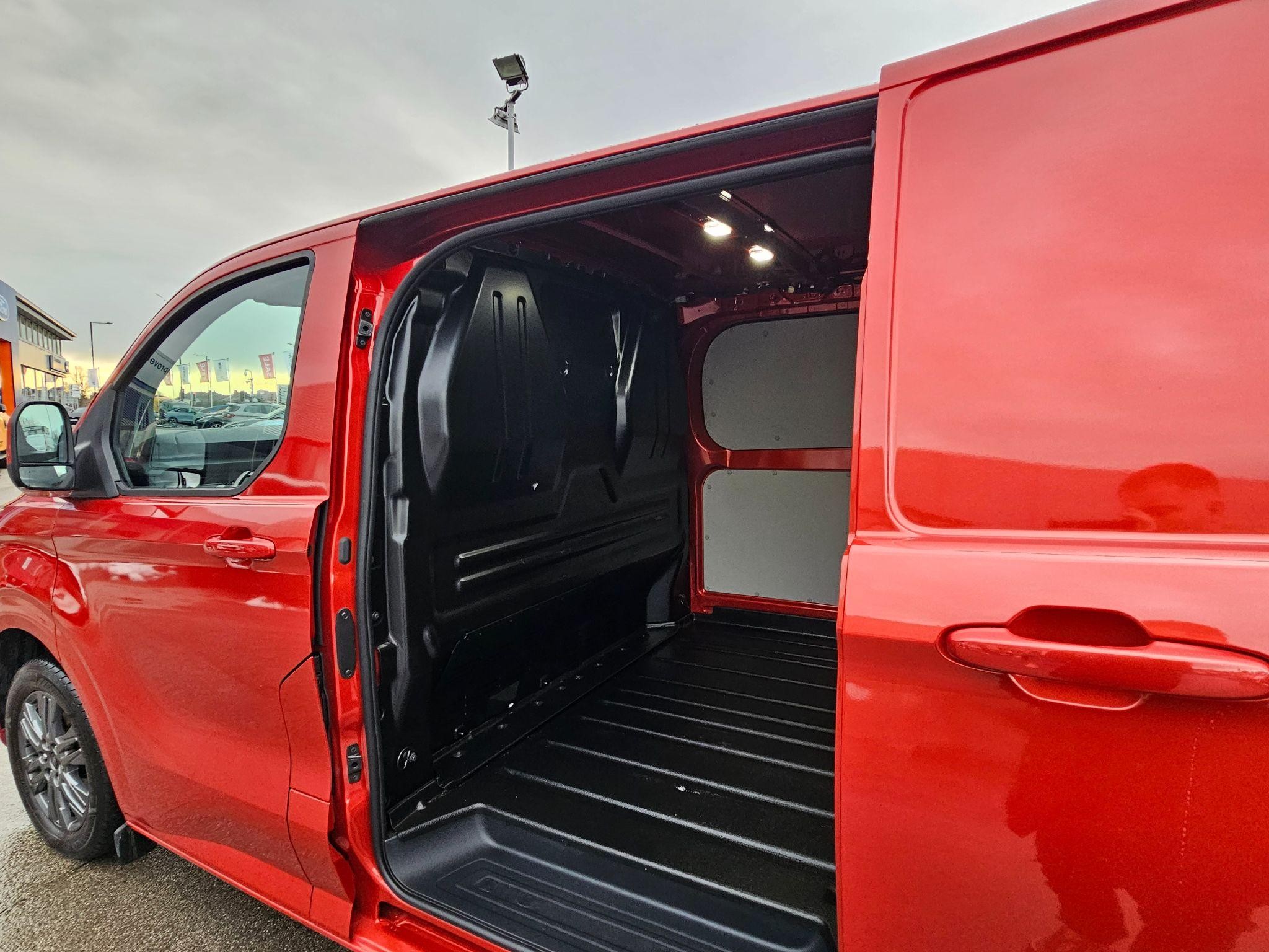 Ford Transit Custom Image 11