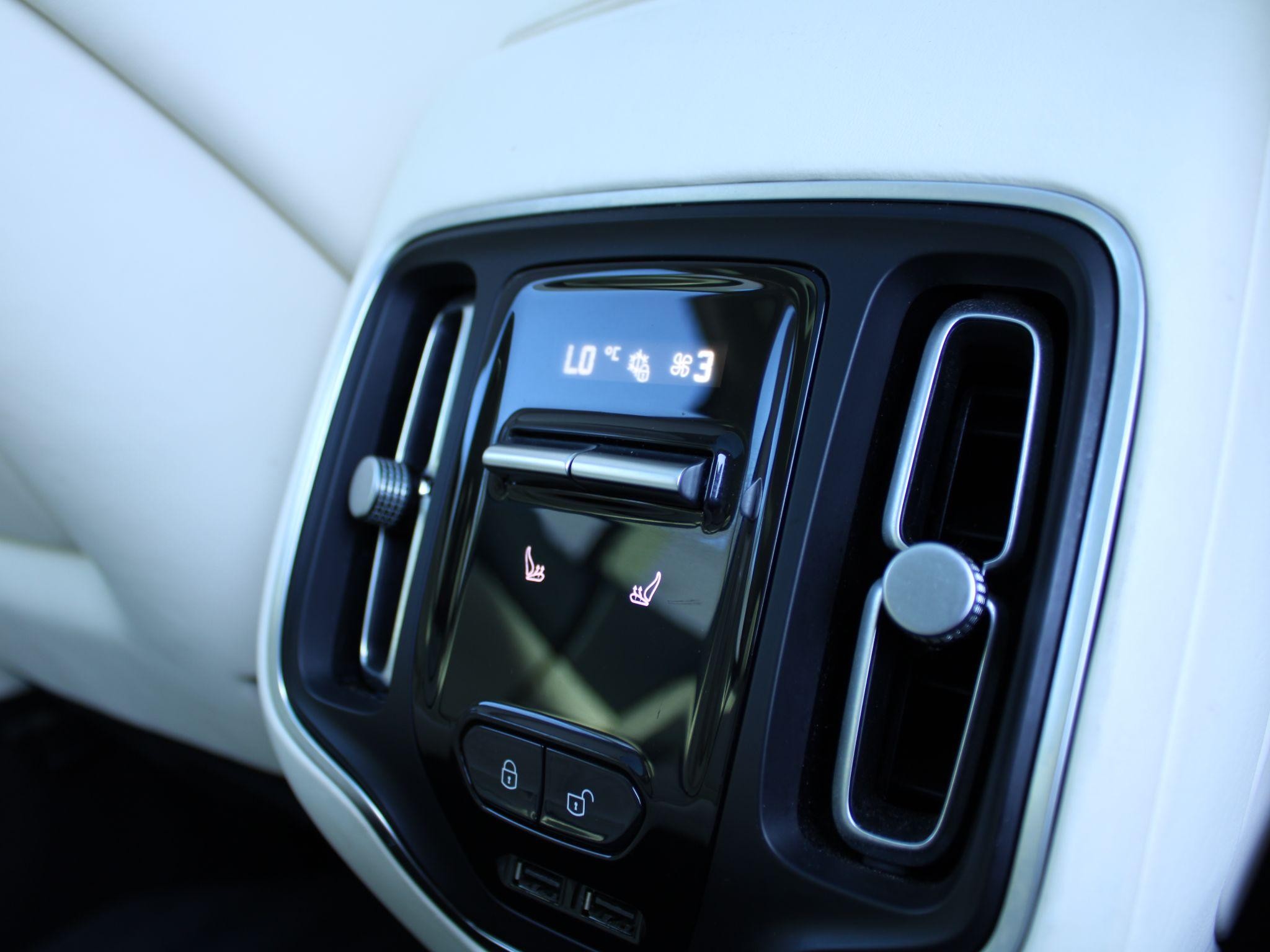 Aston Martin DBX Image 28