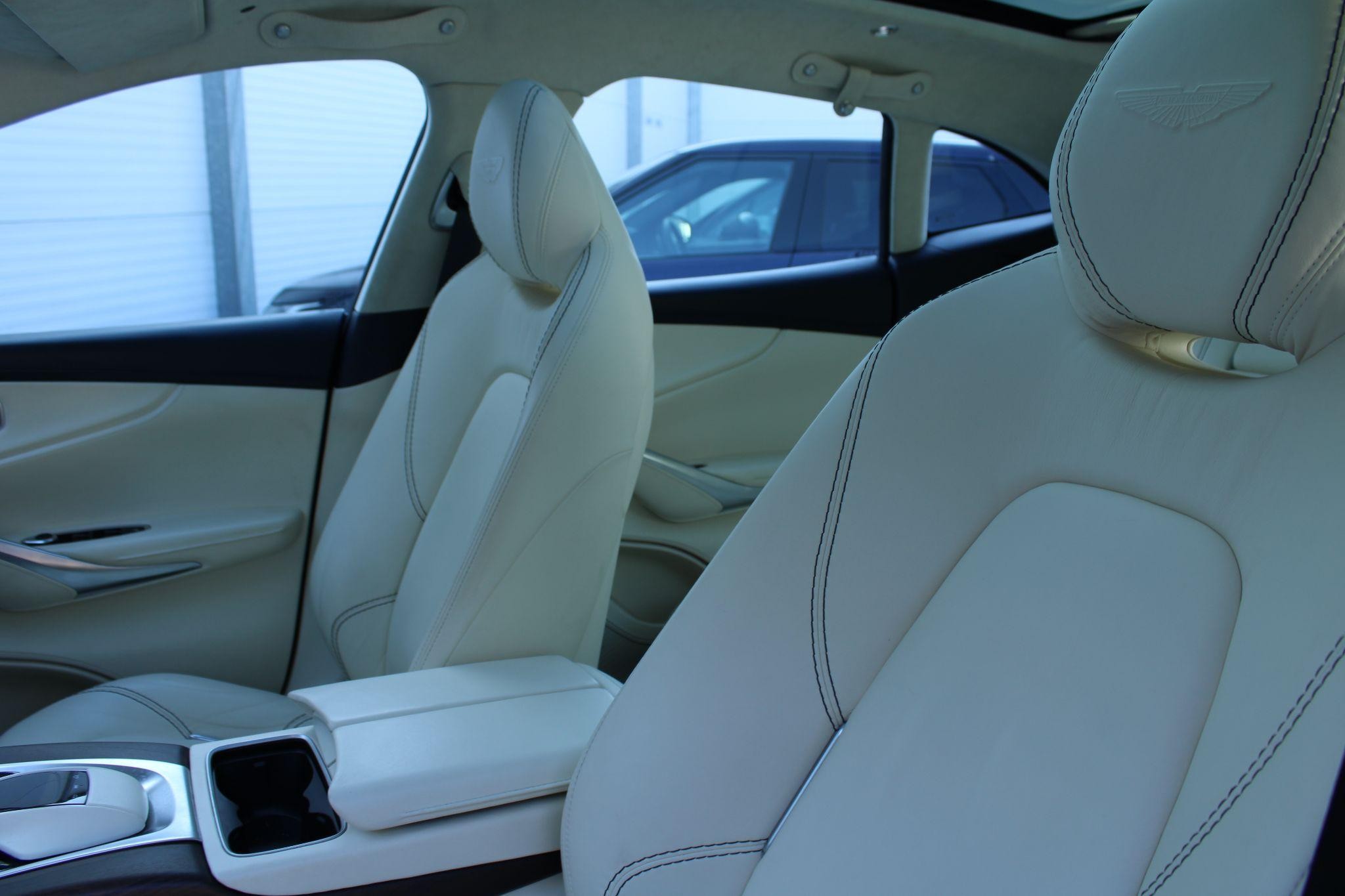 Aston Martin DBX Image 35