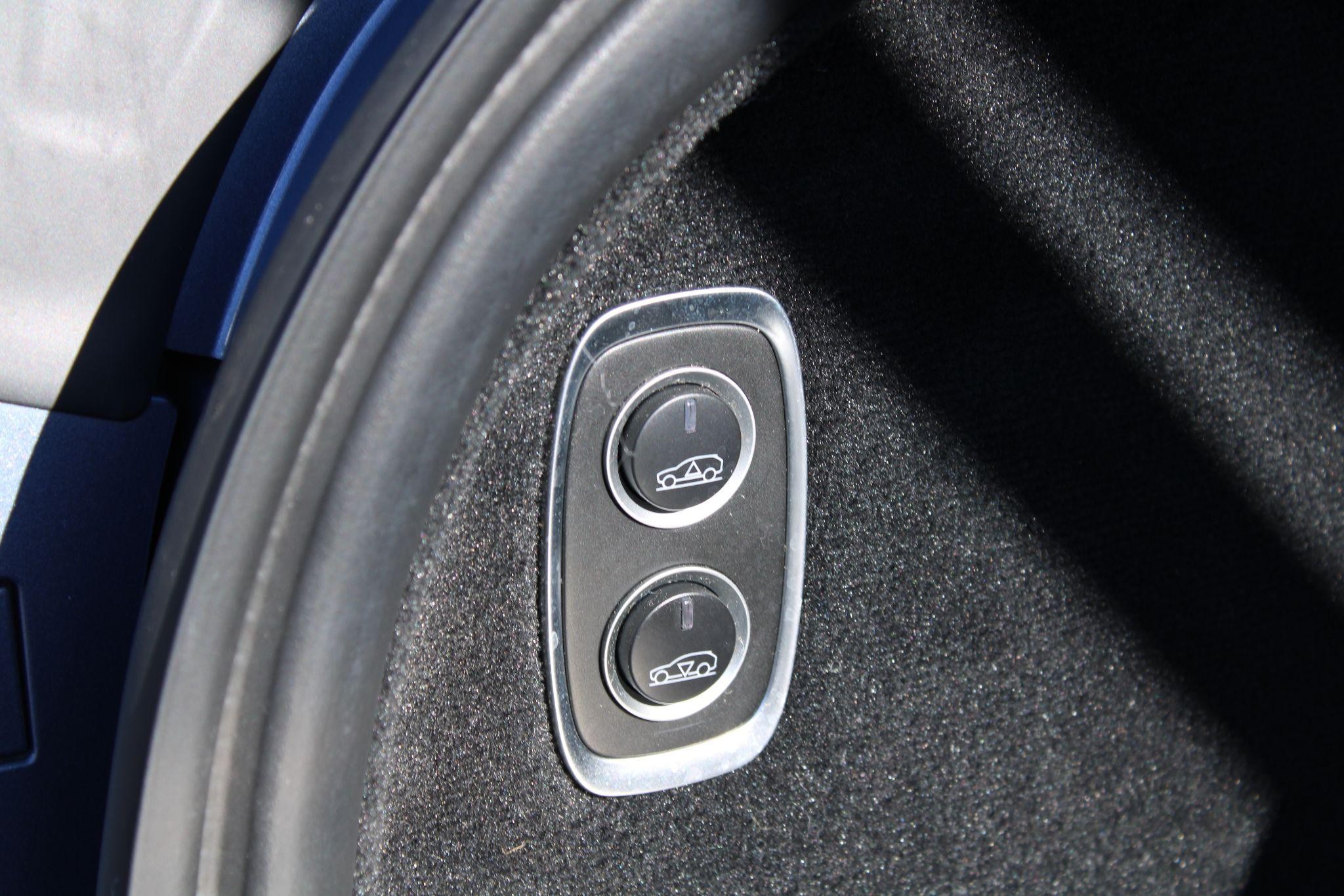 Aston Martin DBX Image 44