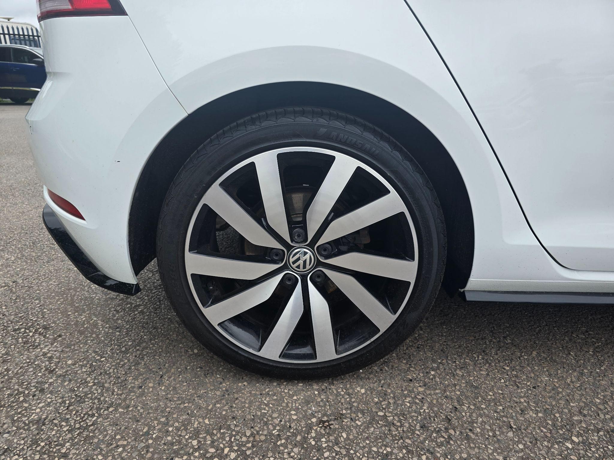 Volkswagen Golf Image 9