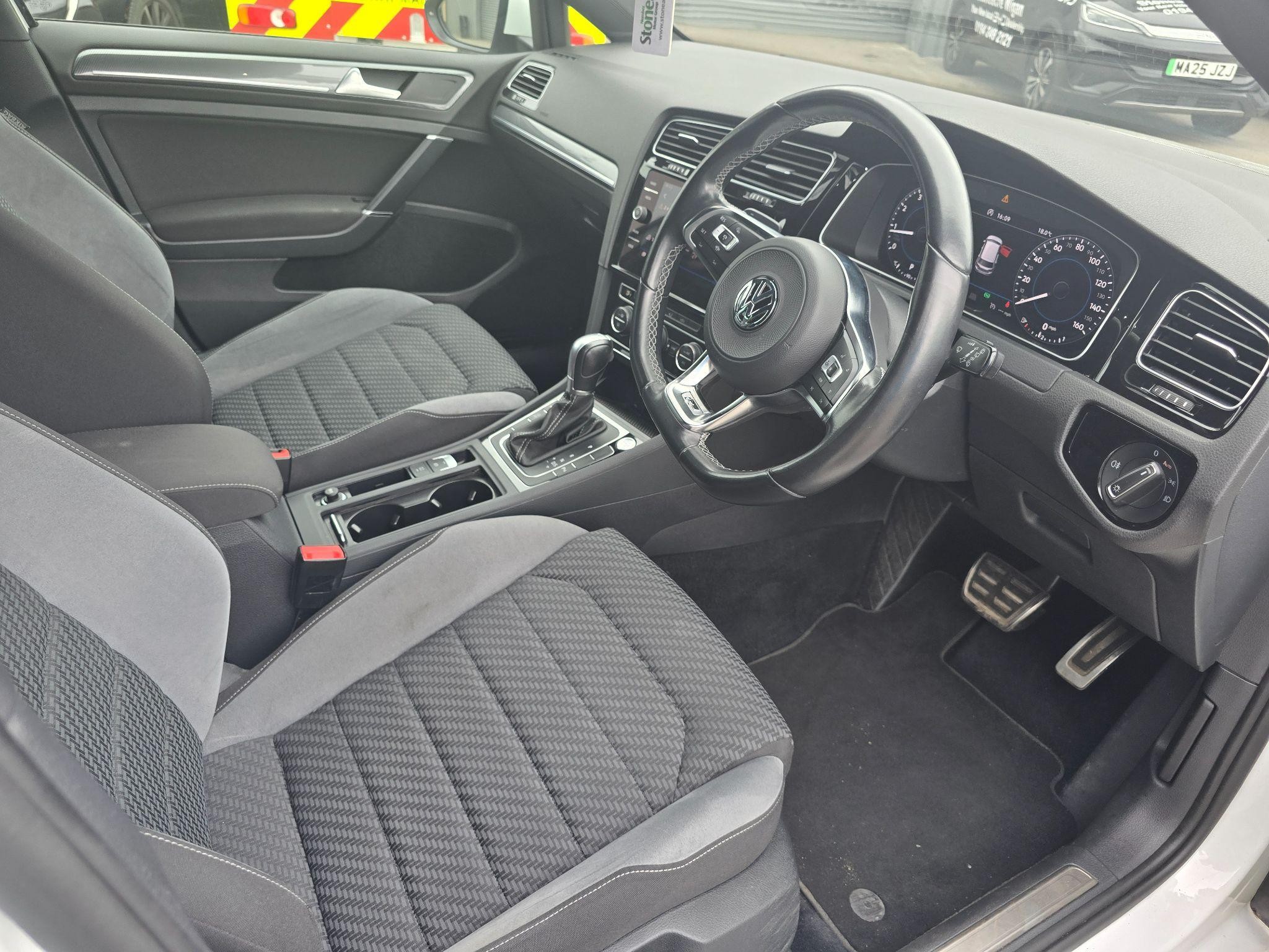 Volkswagen Golf Image 11