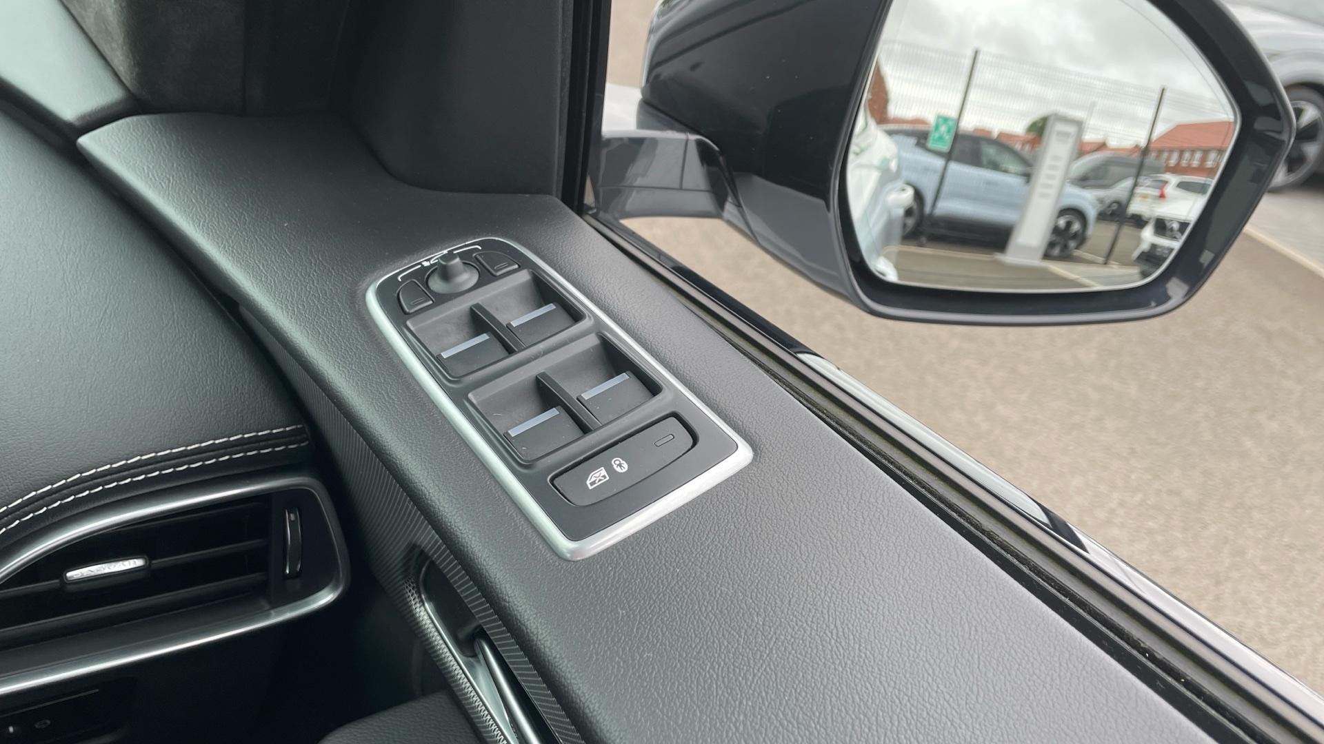 Jaguar F-Pace Image 22