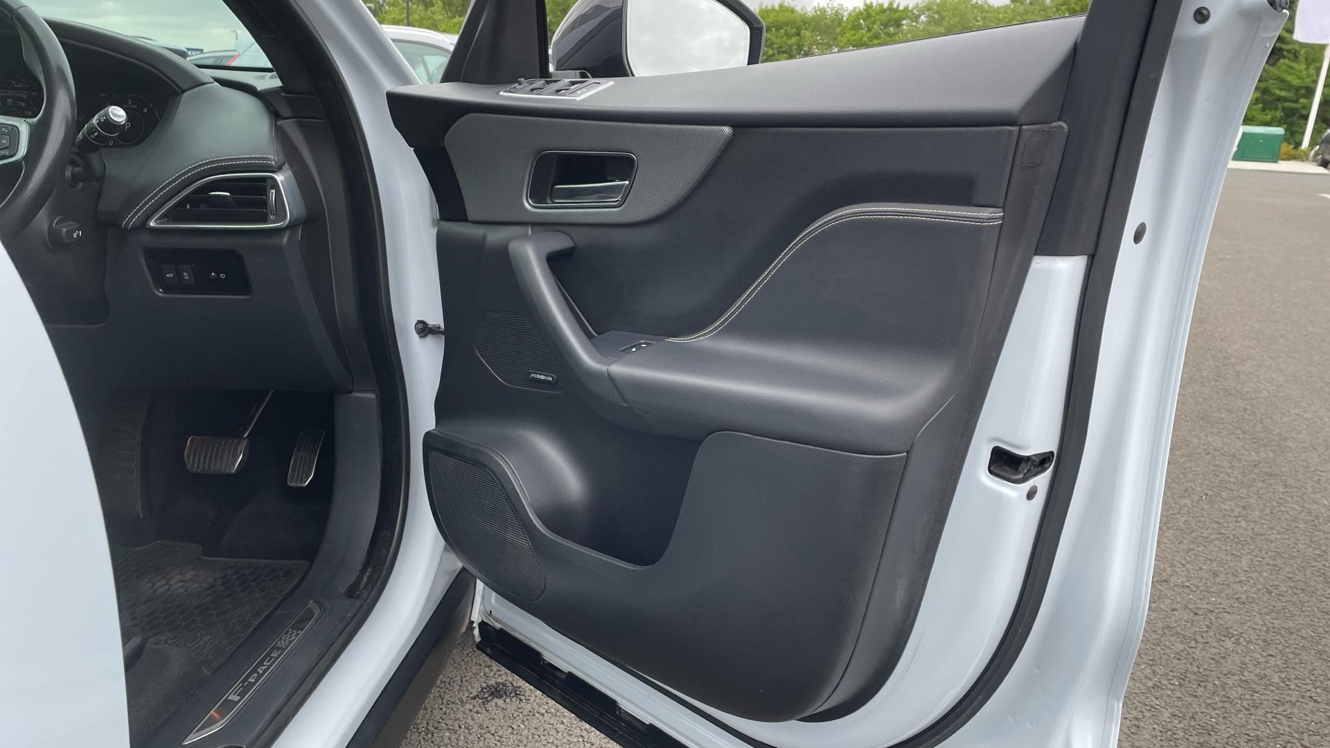 Jaguar F-Pace Image 27