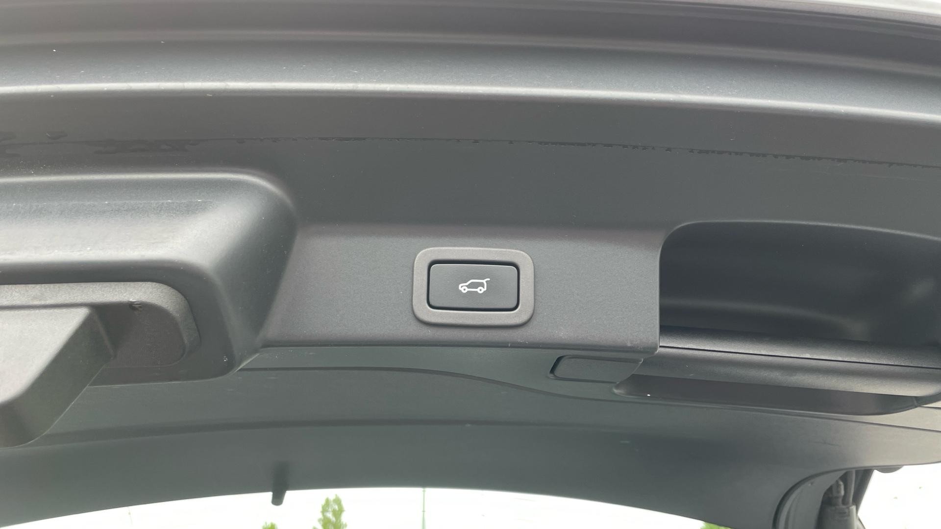 Jaguar F-Pace Image 33