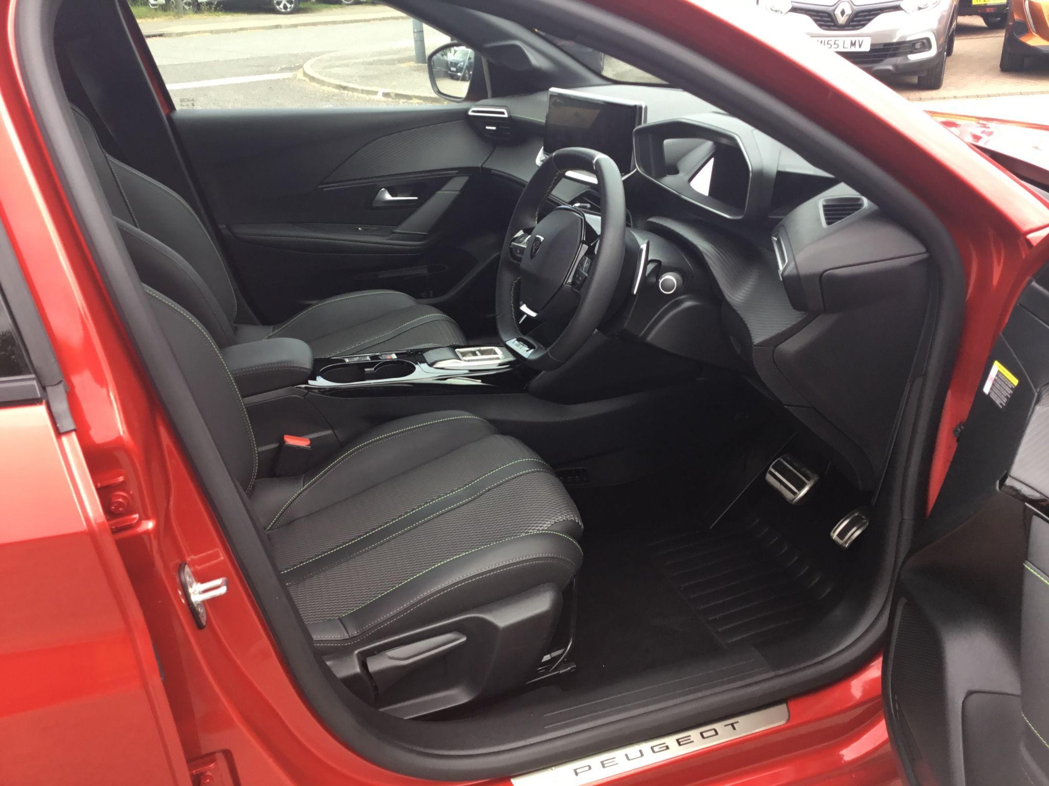 Peugeot 208 Image 11