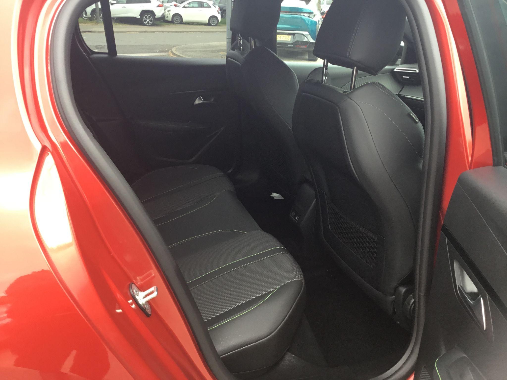 Peugeot 208 Image 12
