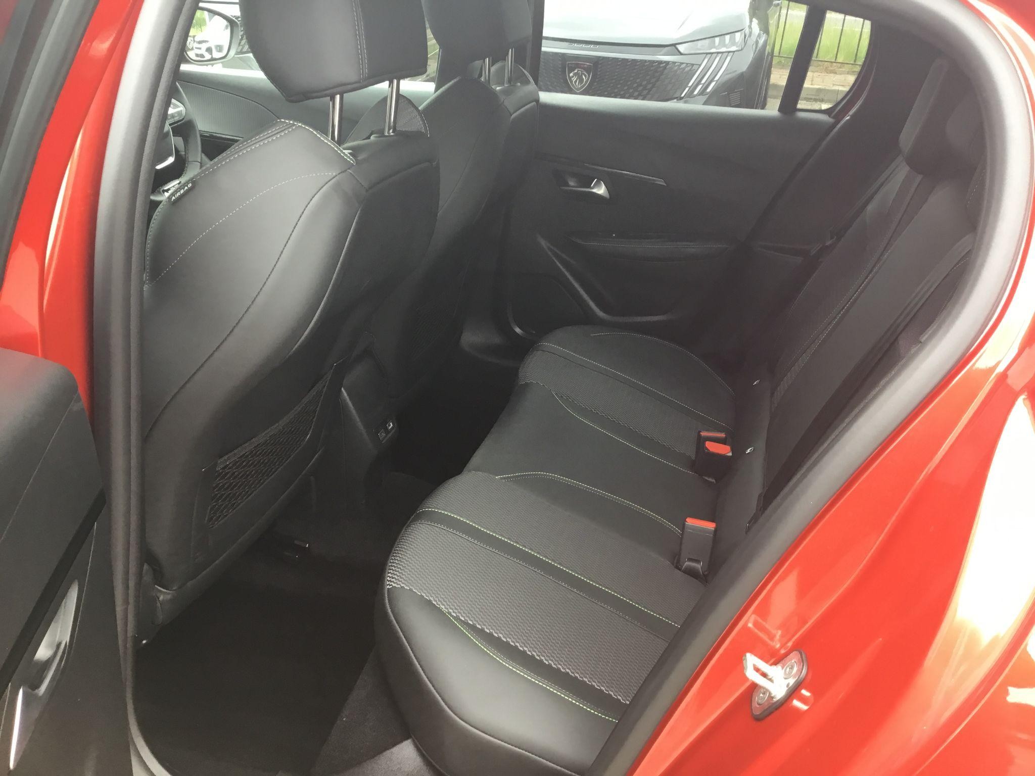 Peugeot 208 Image 14