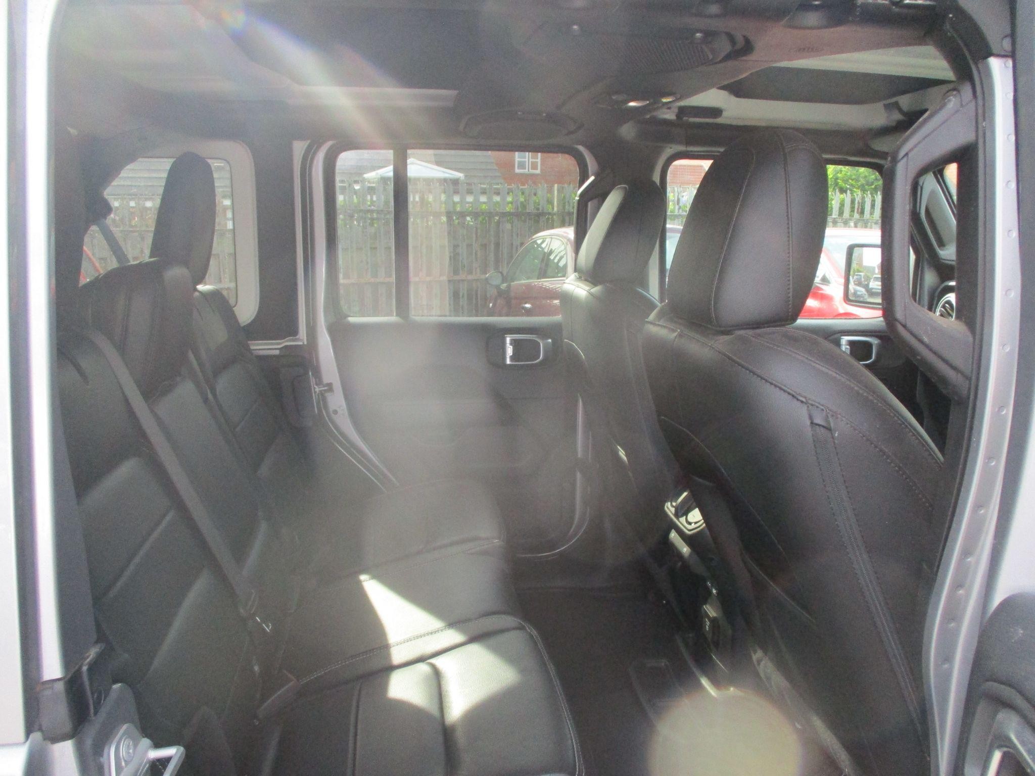 Jeep Wrangler Image 12