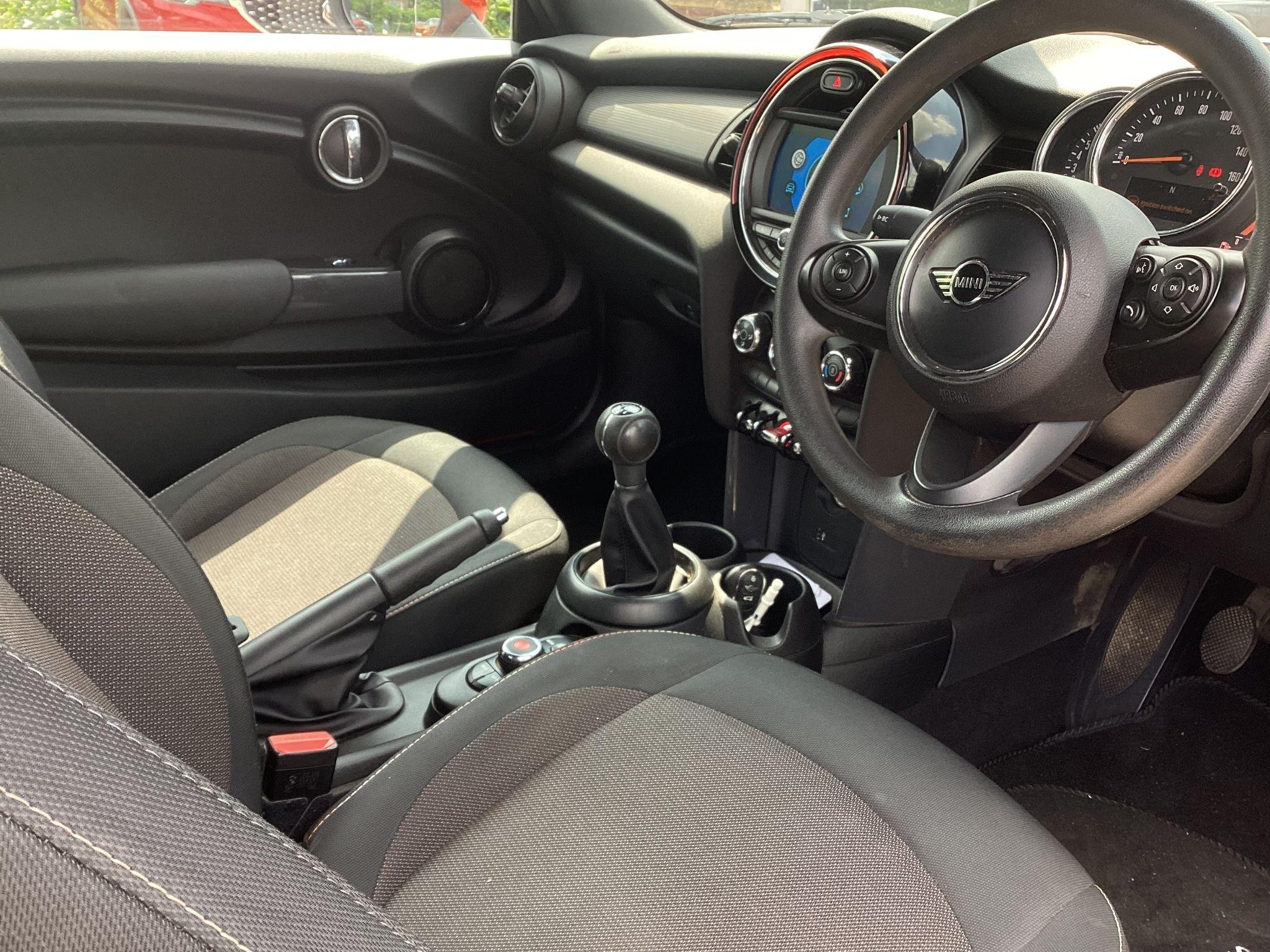 MINI Convertible Image 13