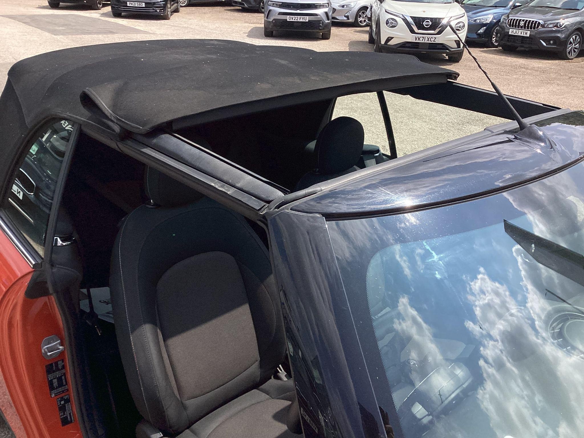 MINI Convertible Image 14