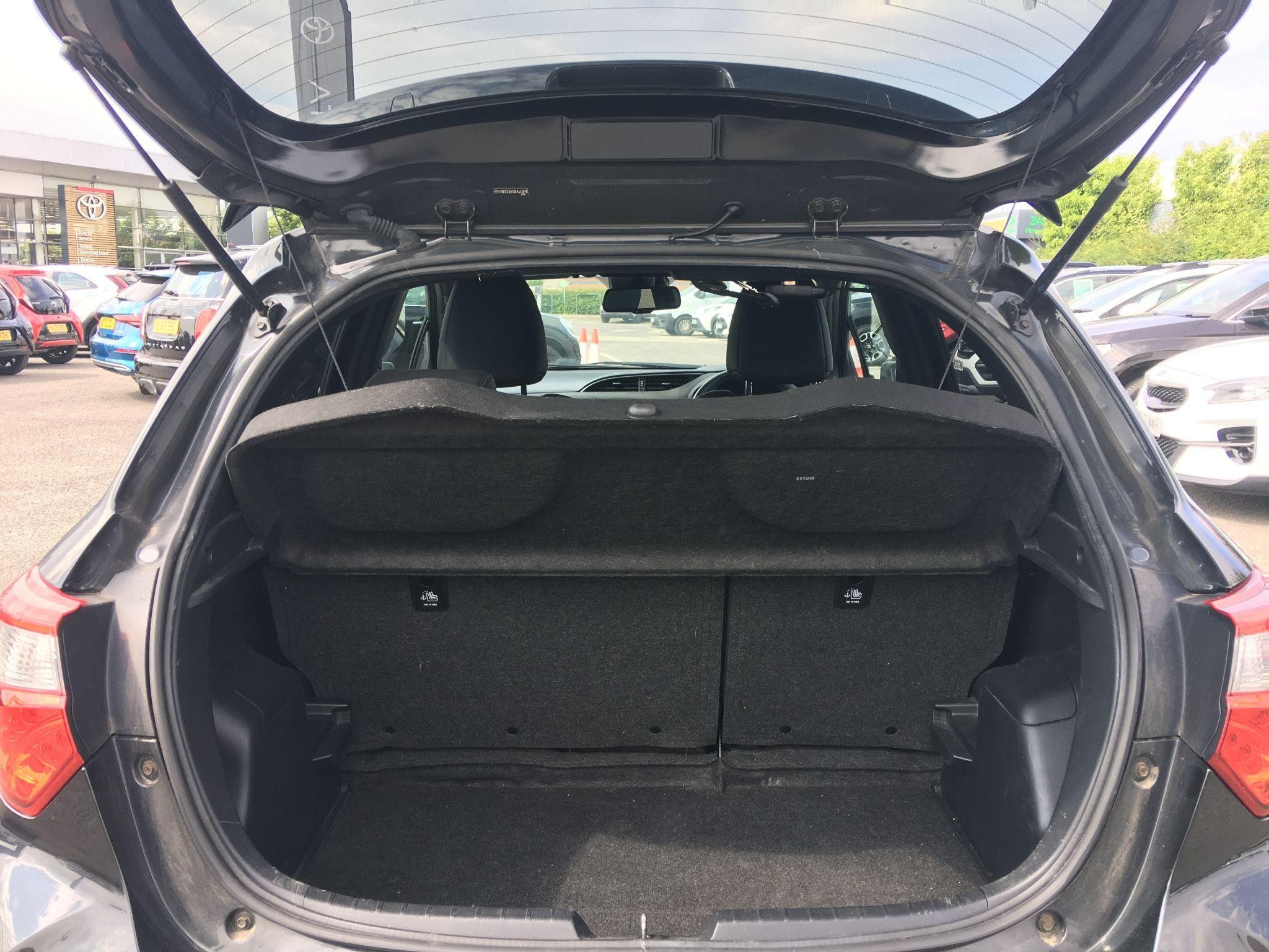 Toyota Yaris Image 12