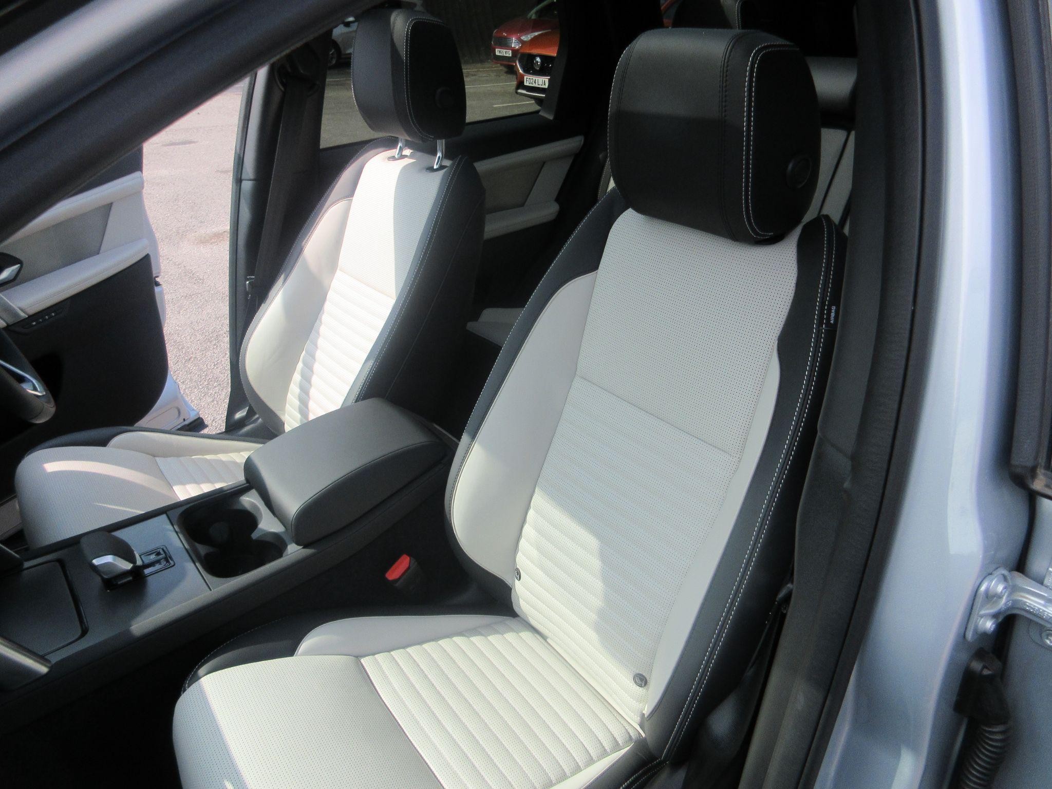Land Rover Discovery Sport Image 14