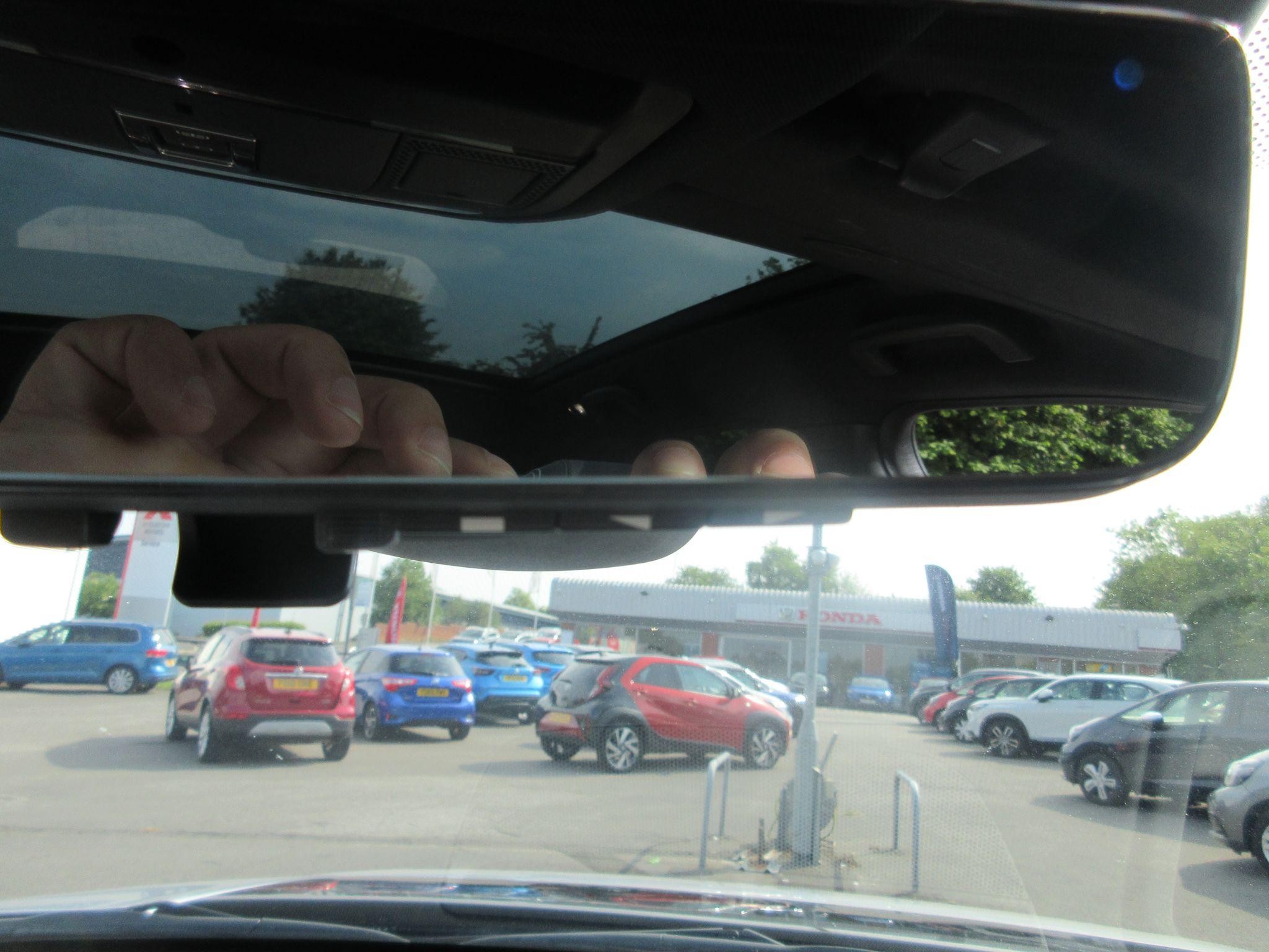 Land Rover Discovery Sport Image 25
