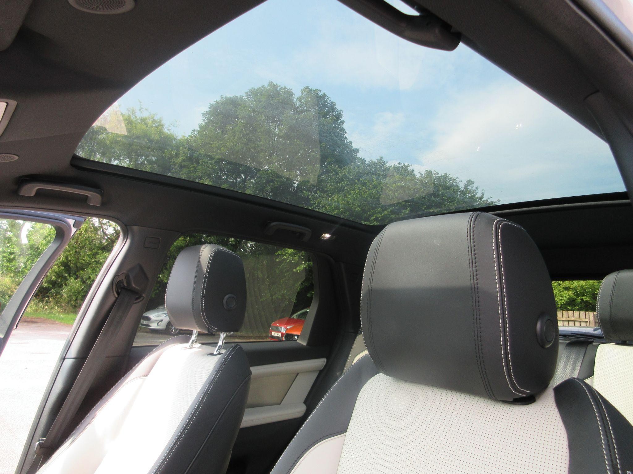 Land Rover Discovery Sport Image 27