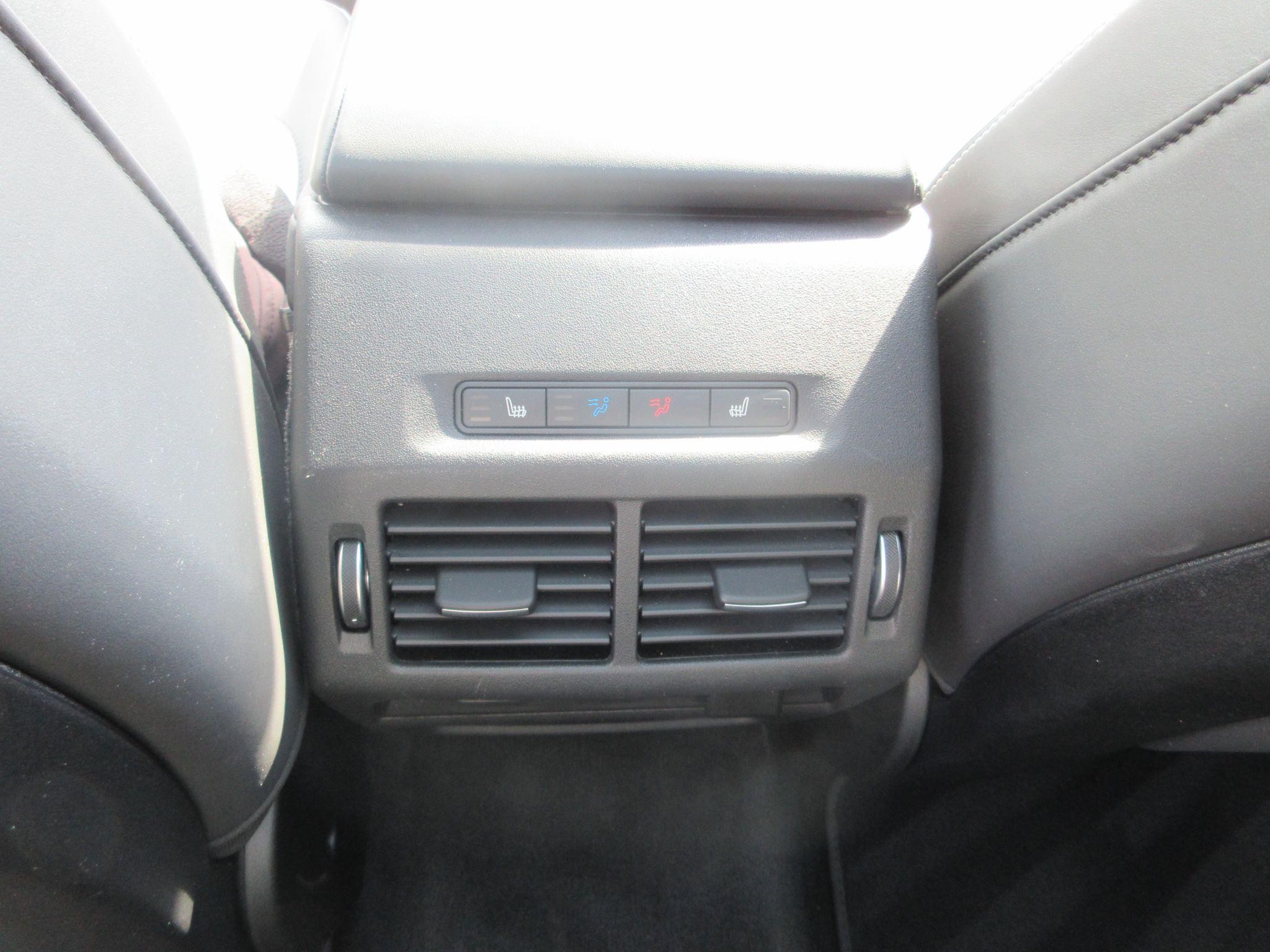 Land Rover Discovery Sport Image 31