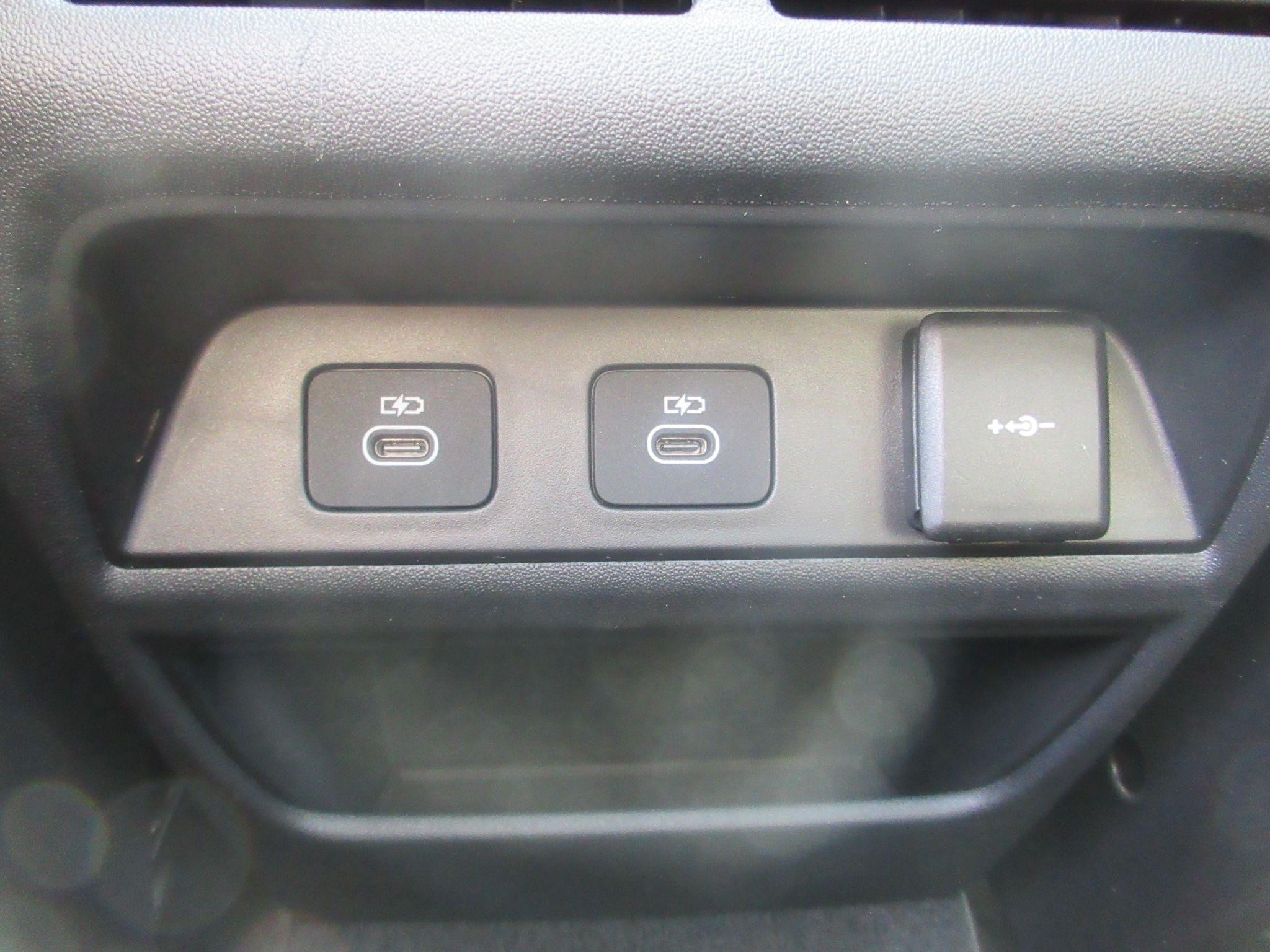Land Rover Discovery Sport Image 32